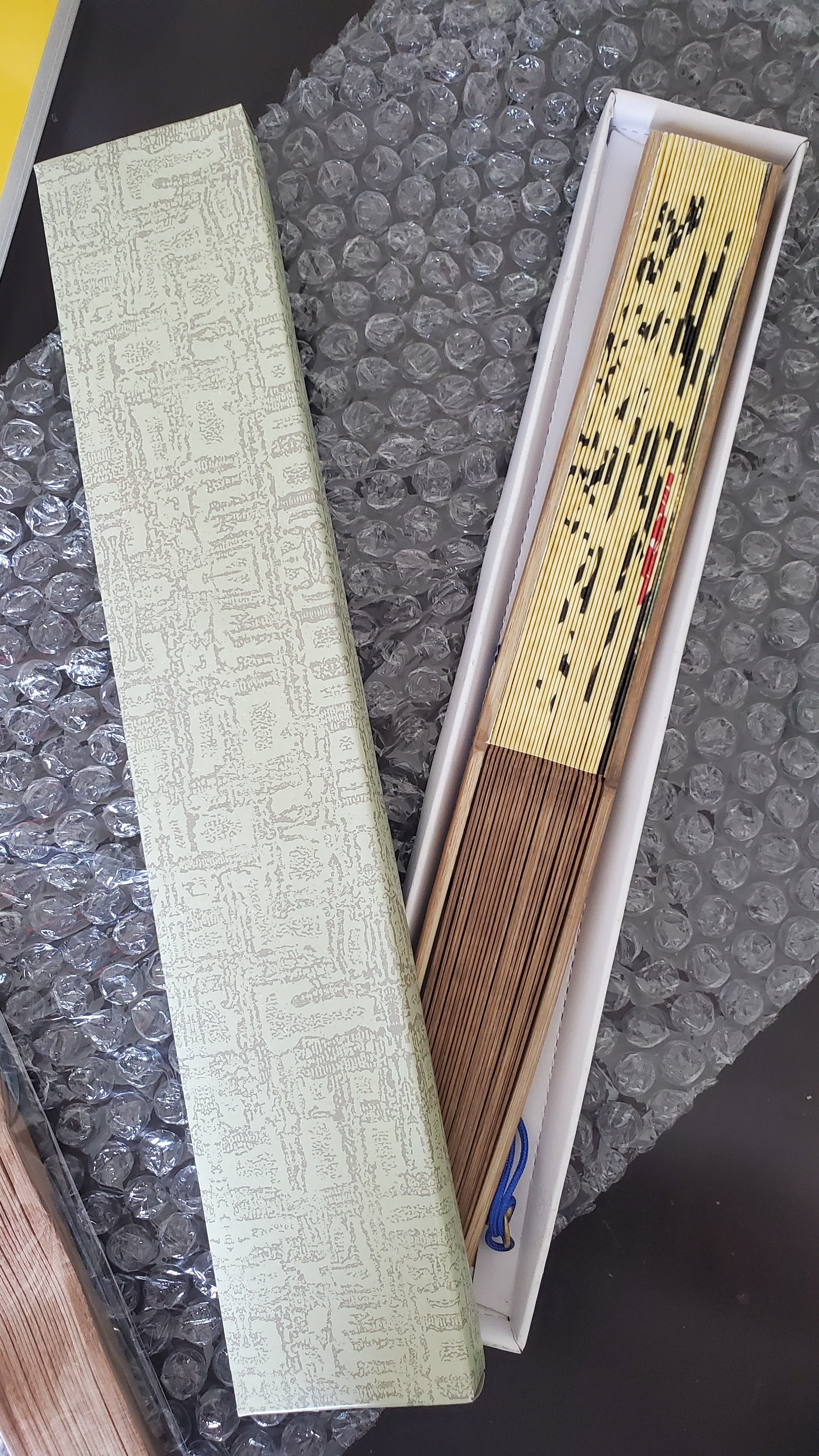 프린트 느낌이 넘 있지만 그래도 만족. 외국인 시어른께 선믈 하려고 구입했어요