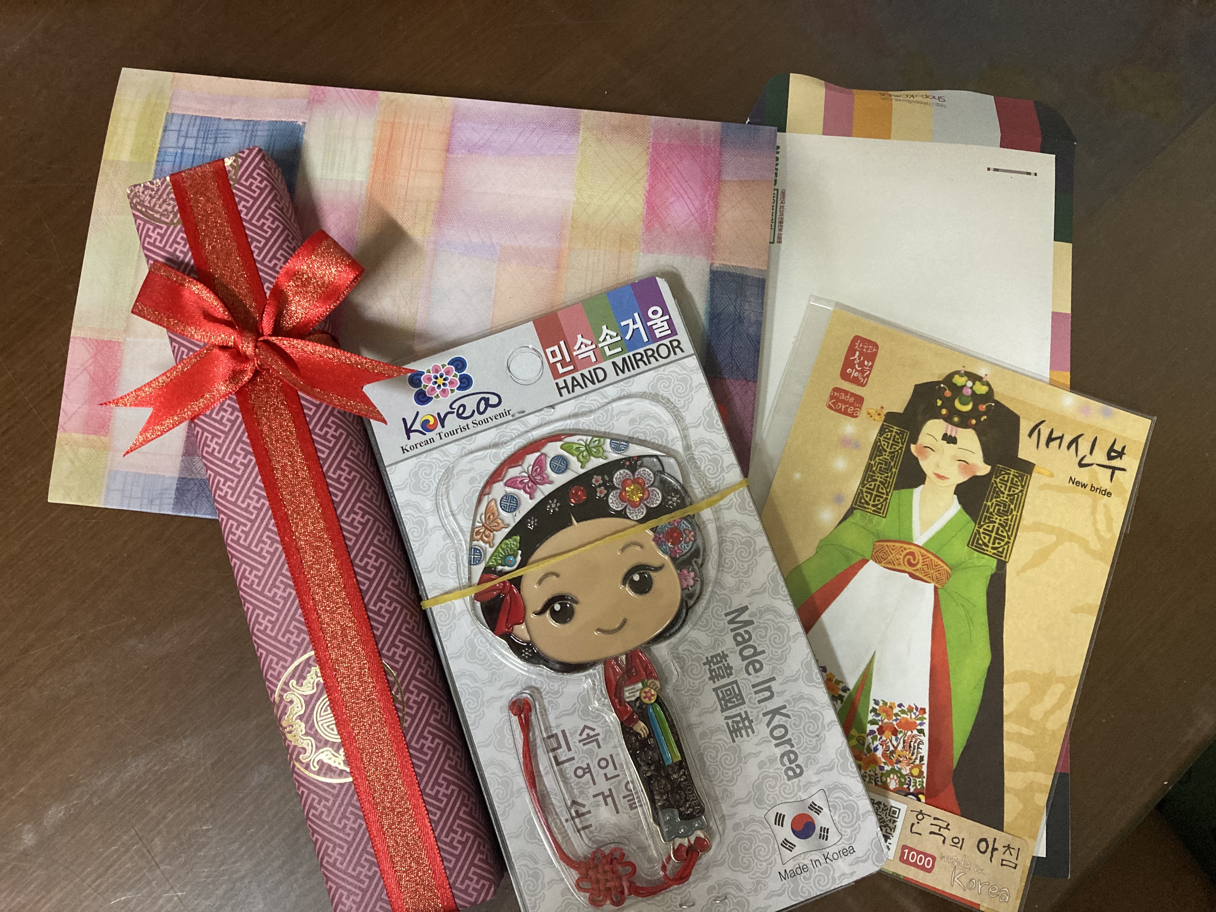 외국인 남친 어머니에게 선물하려고 삿어요 이쁘게 포장해주셔서 뜯어보진 못햇네용