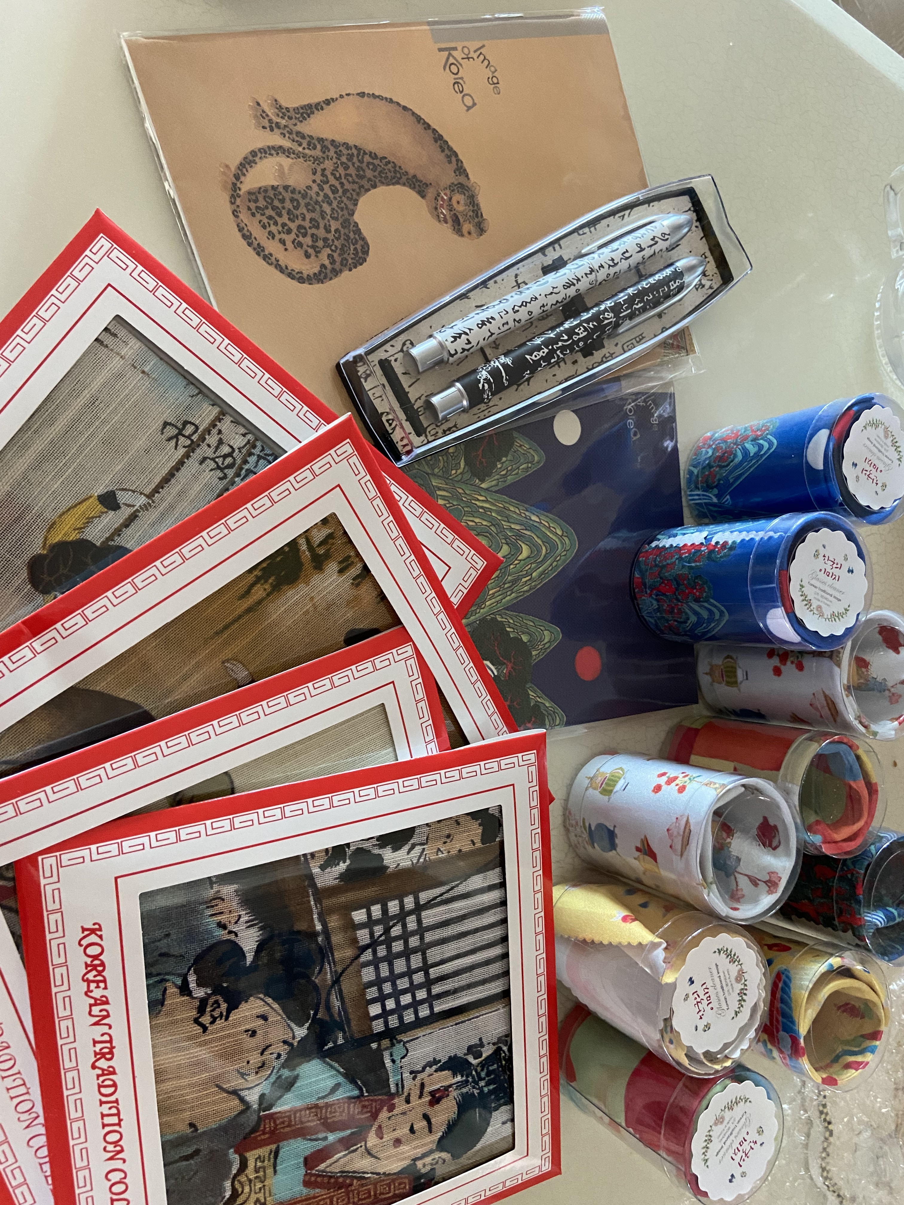 배송 총알입니다:) ?? 안전하게 포장해 보내주셨고  상품 포장이 예뻐요 선물로 주려고 산