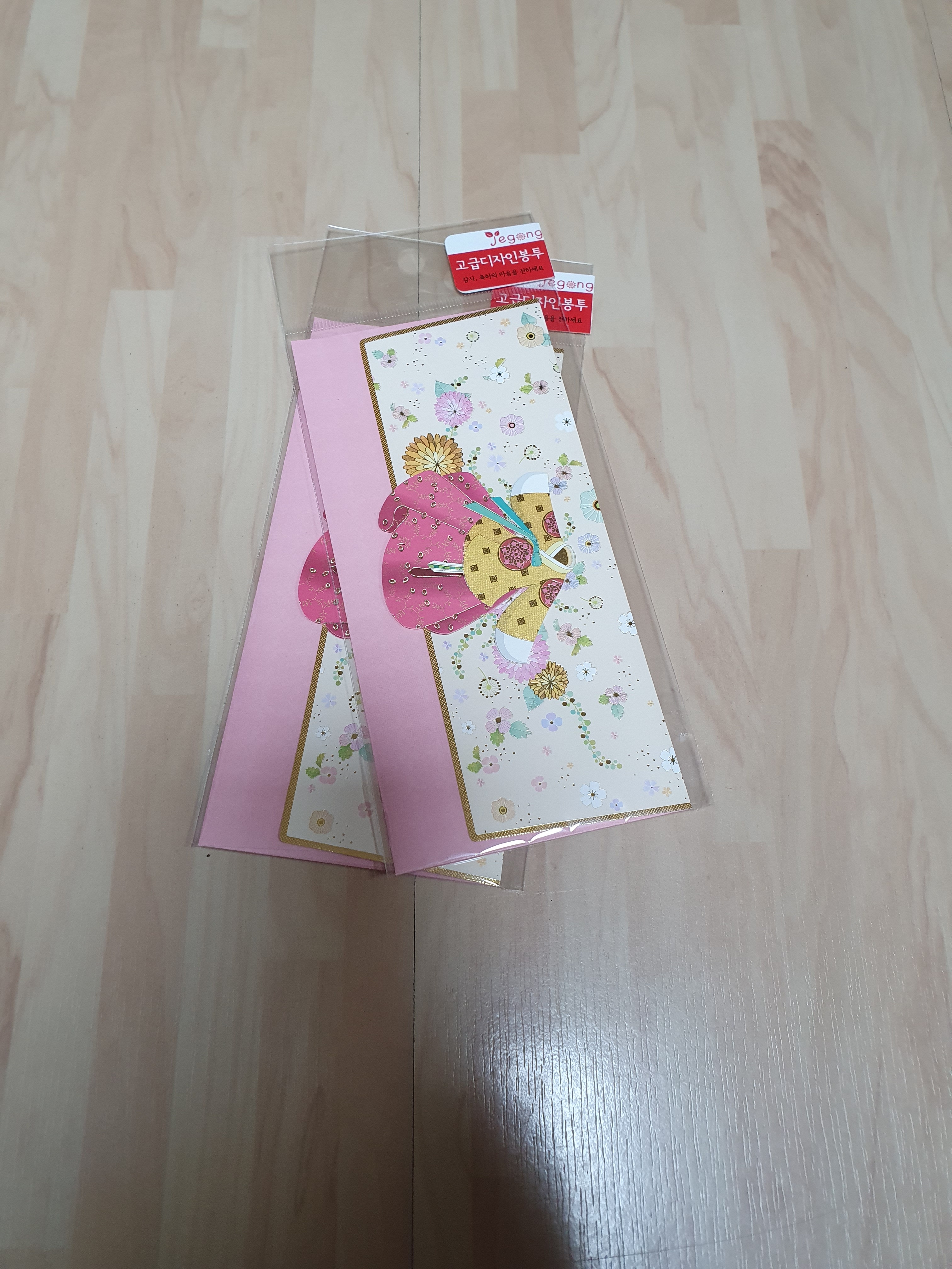 외국분들께 선물할때 쓰려고 샀어요 한복이 예뻐요