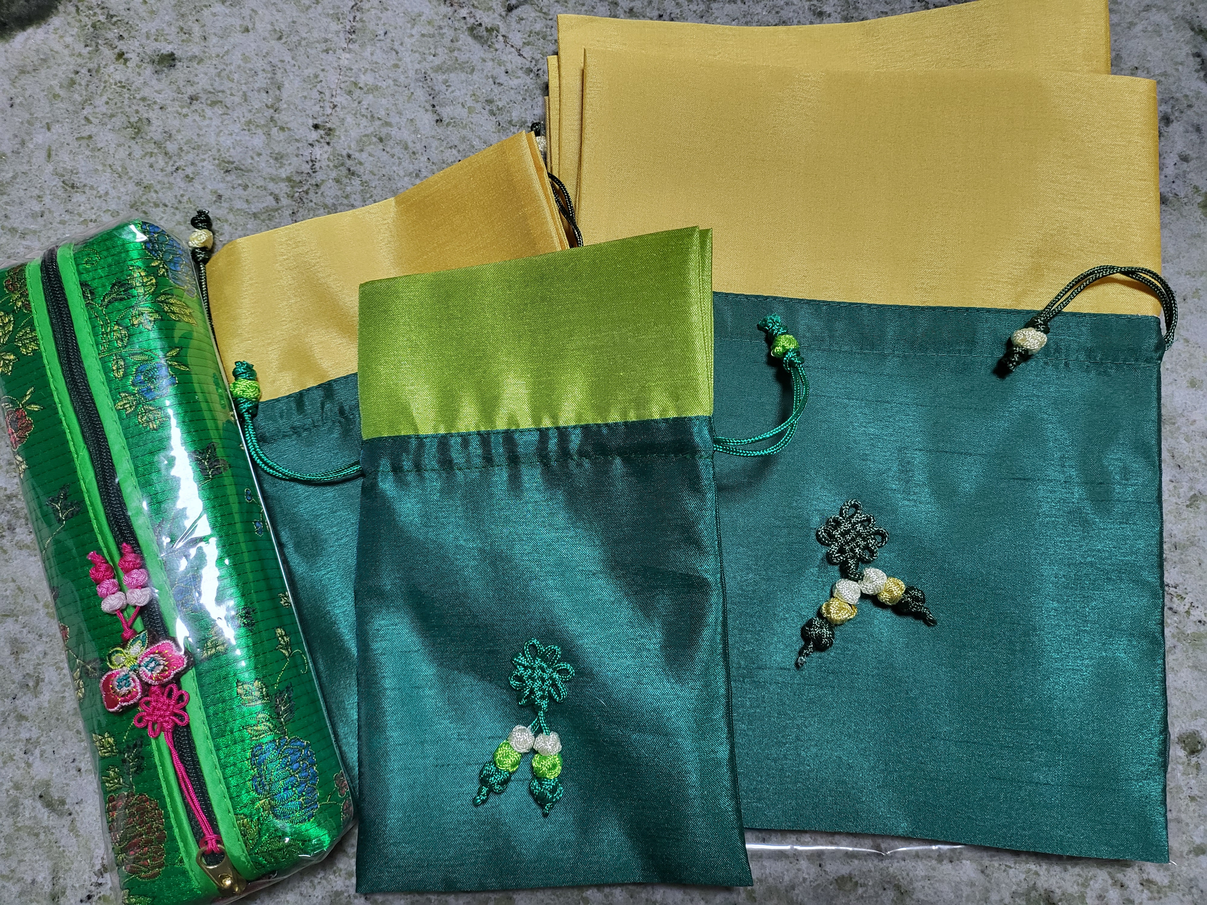 청색 주머니  예뻐요.  방향비누 넣어서  옷장에 넣어도  좋아요.  또구매 하겠습니다.