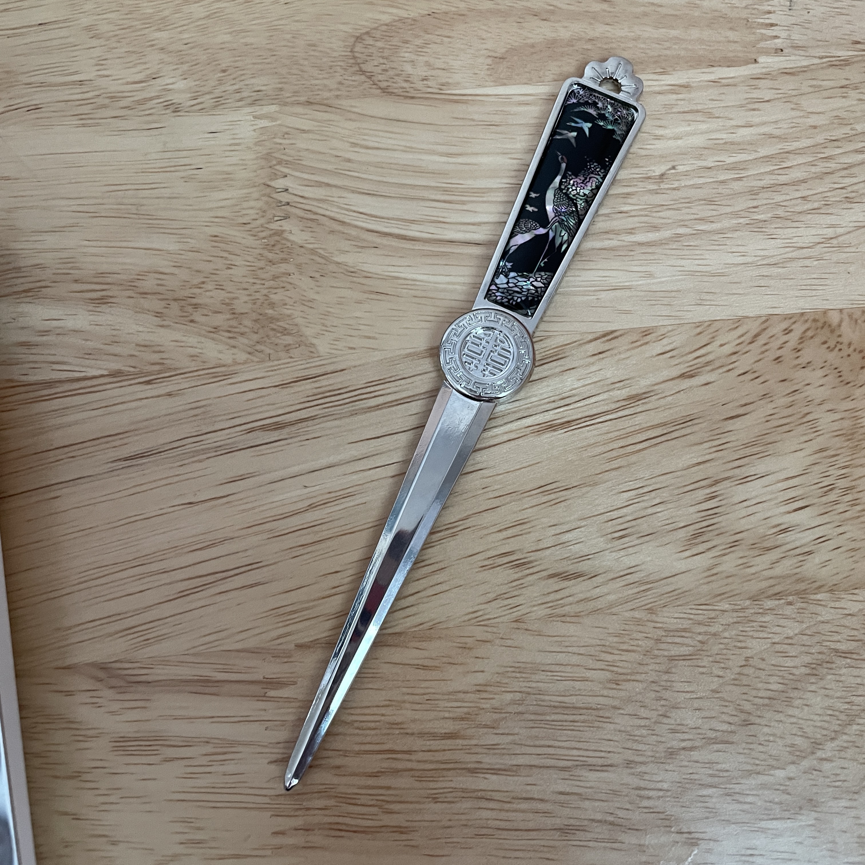 너무 마음에 들어요. 한국을 강조하는 디자인을 그렇게 좋아하지 않는데 얘는 한 눈에 반했어