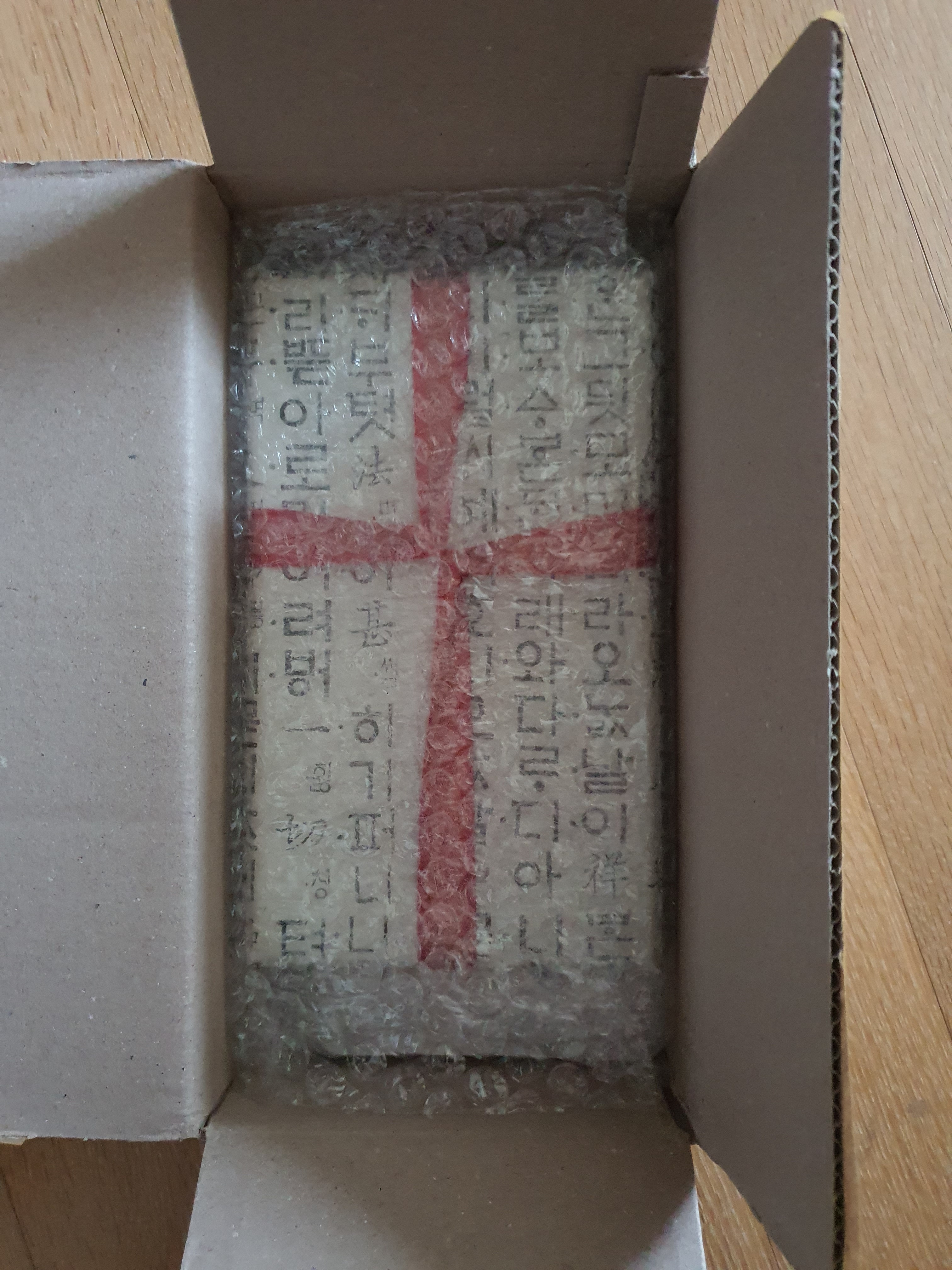 내용물은 확인할수 없었지만 포장은 이쁘게 잘되서 왔네요. 감사합니다.