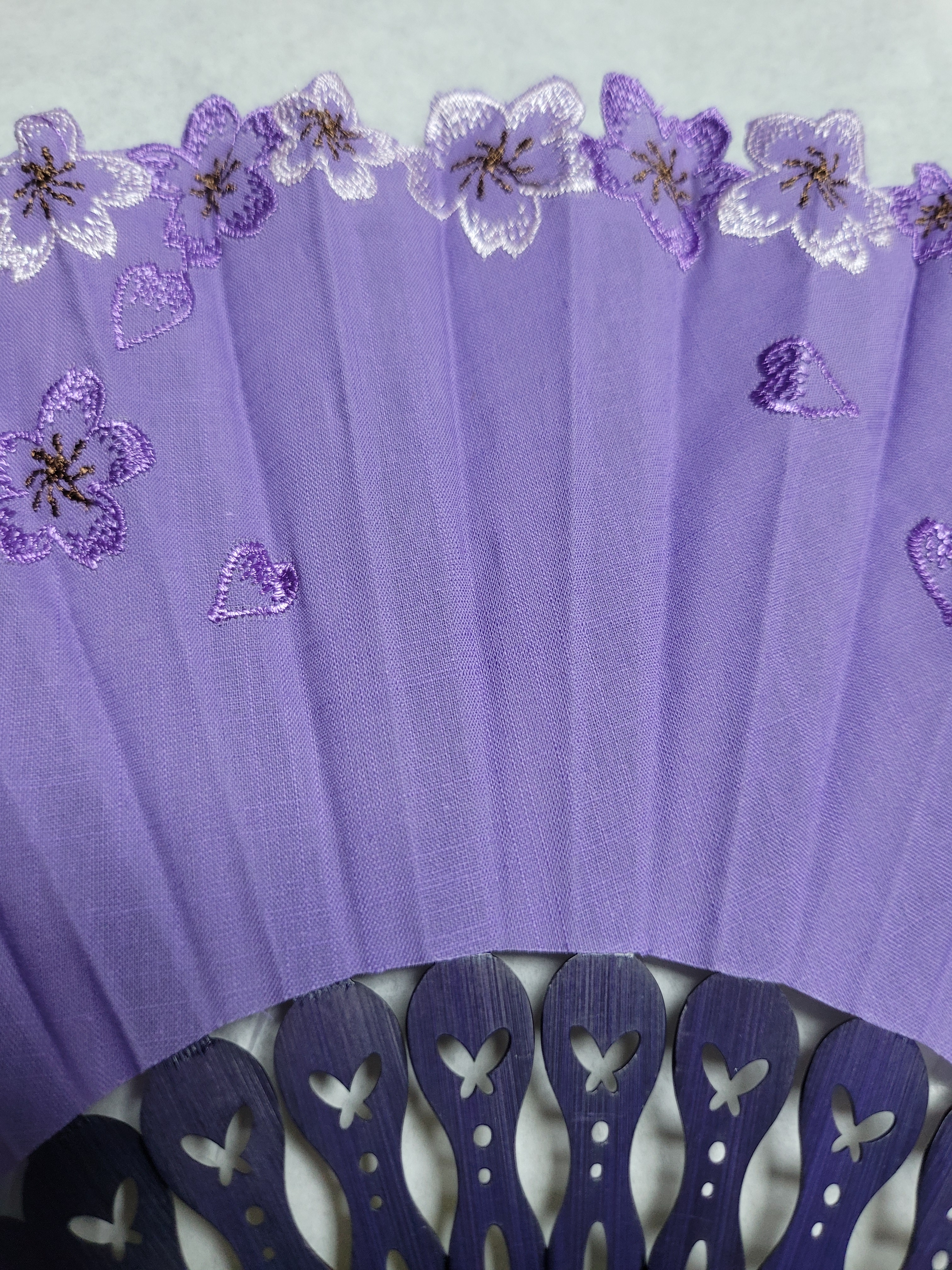 휴대용 선풍기도 좋지만 부채가 더 좋은것 같아 구매했는데 만족합니다