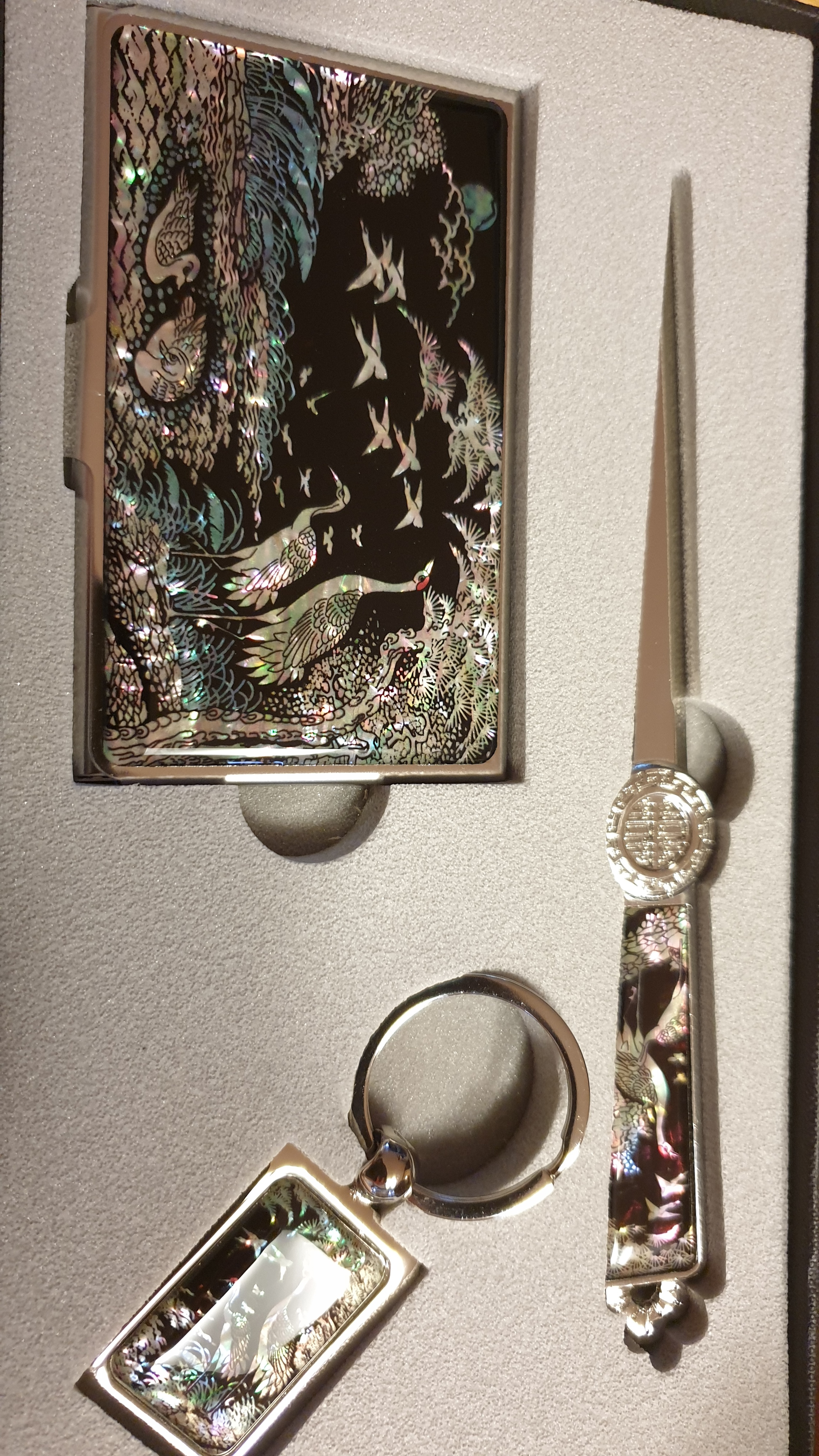 그냥 프린트인줄 알았는데, 자개 무늬도 보이고 고급스럽네요.