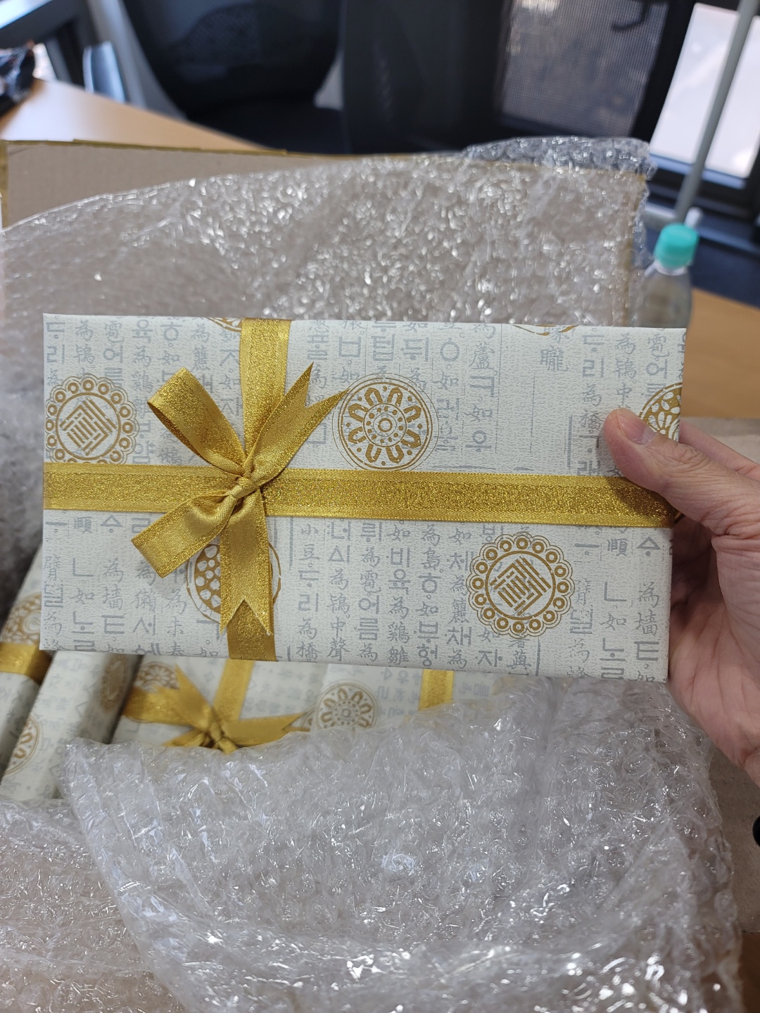 포장이 꼼꼼하게 잘되어왔네요~~ 선물줄거라 안에 보진 못했지만 외관은 마음에 듭니다.