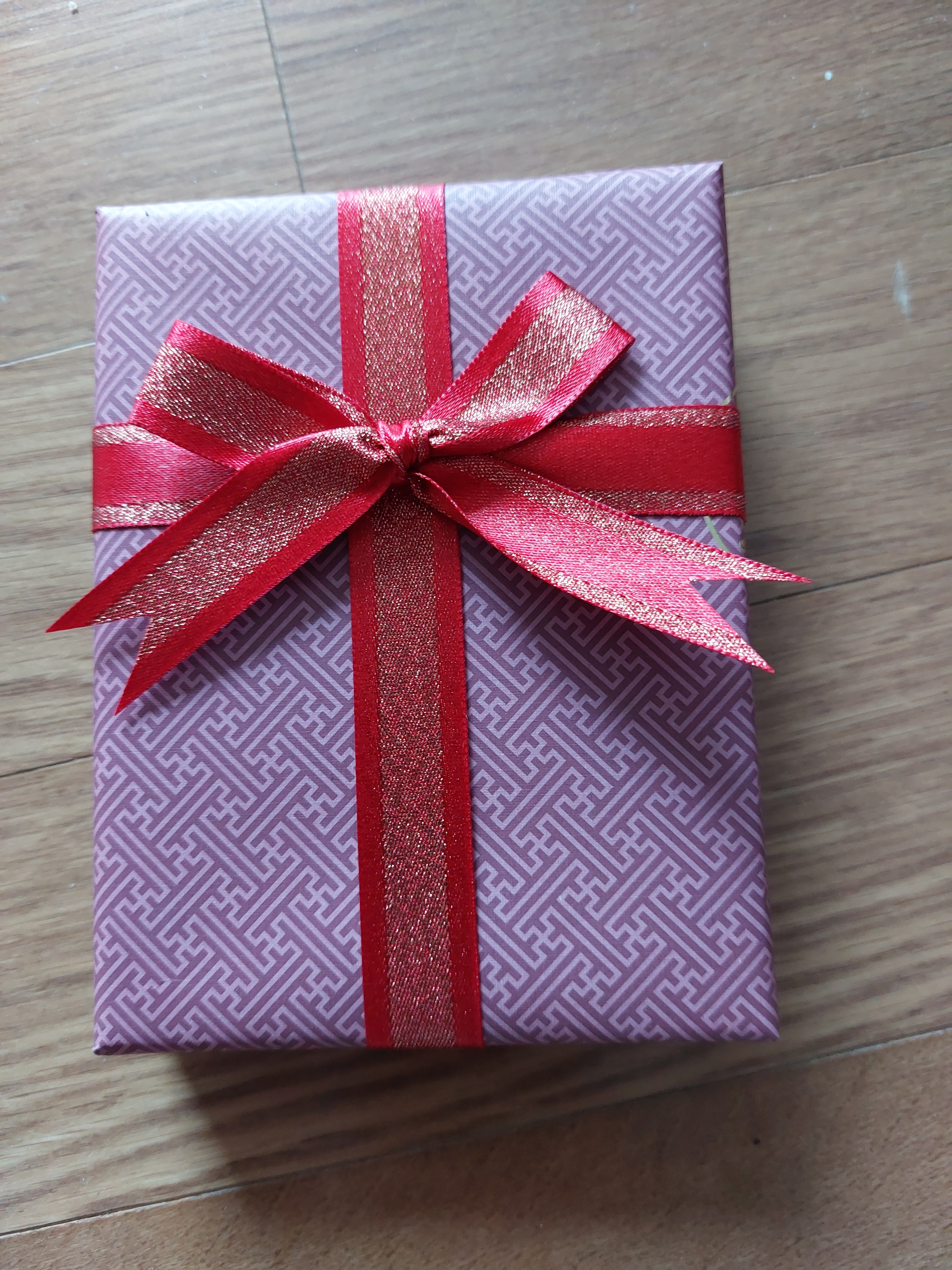 포장되어 왔기 때문에 안은 볼 수 없지만 샵 오브 코리아를 믿고 선물을 들고 외국으로 갑니