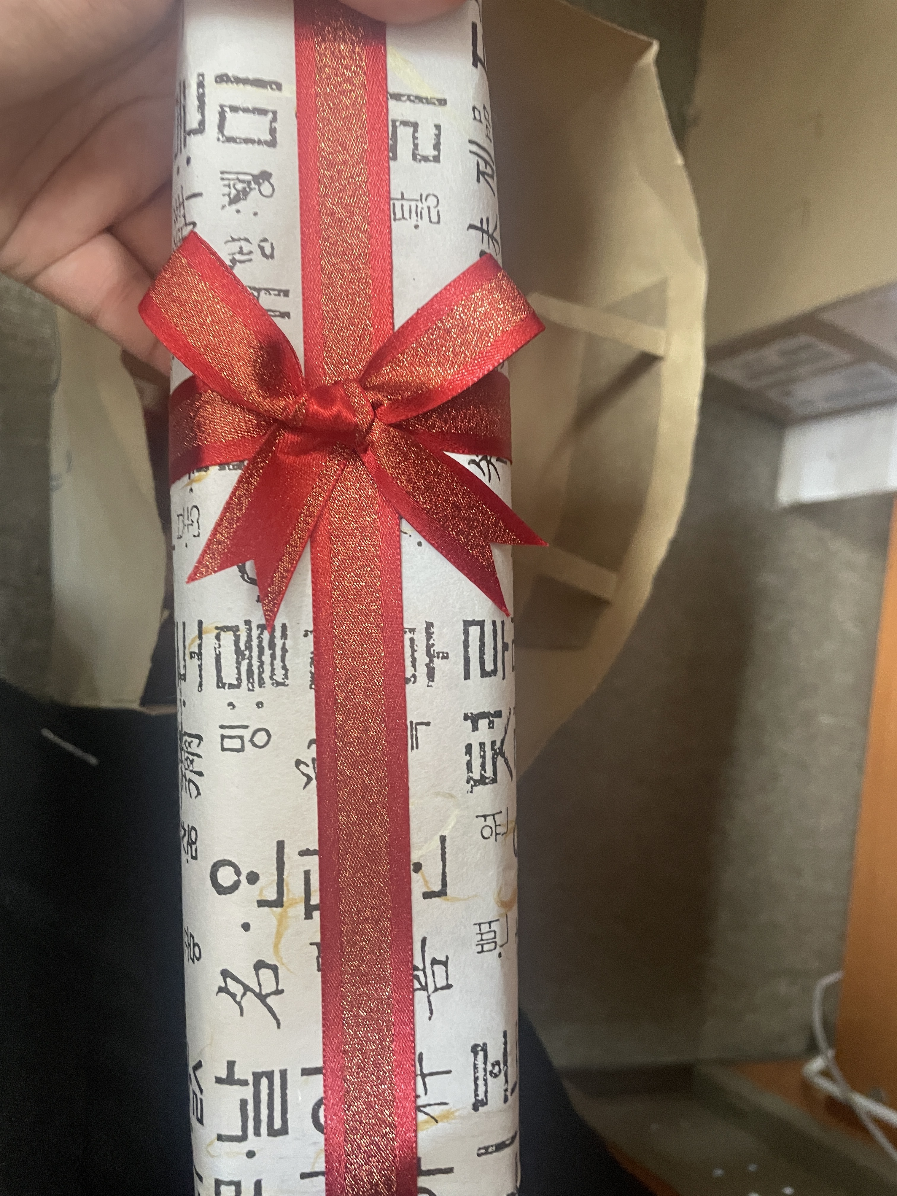 필통 한국적이고 예뻐요. 비록 선물포장을 요청해서 뜯어볼 숭 없지만 포장도 정성스럽게 잘