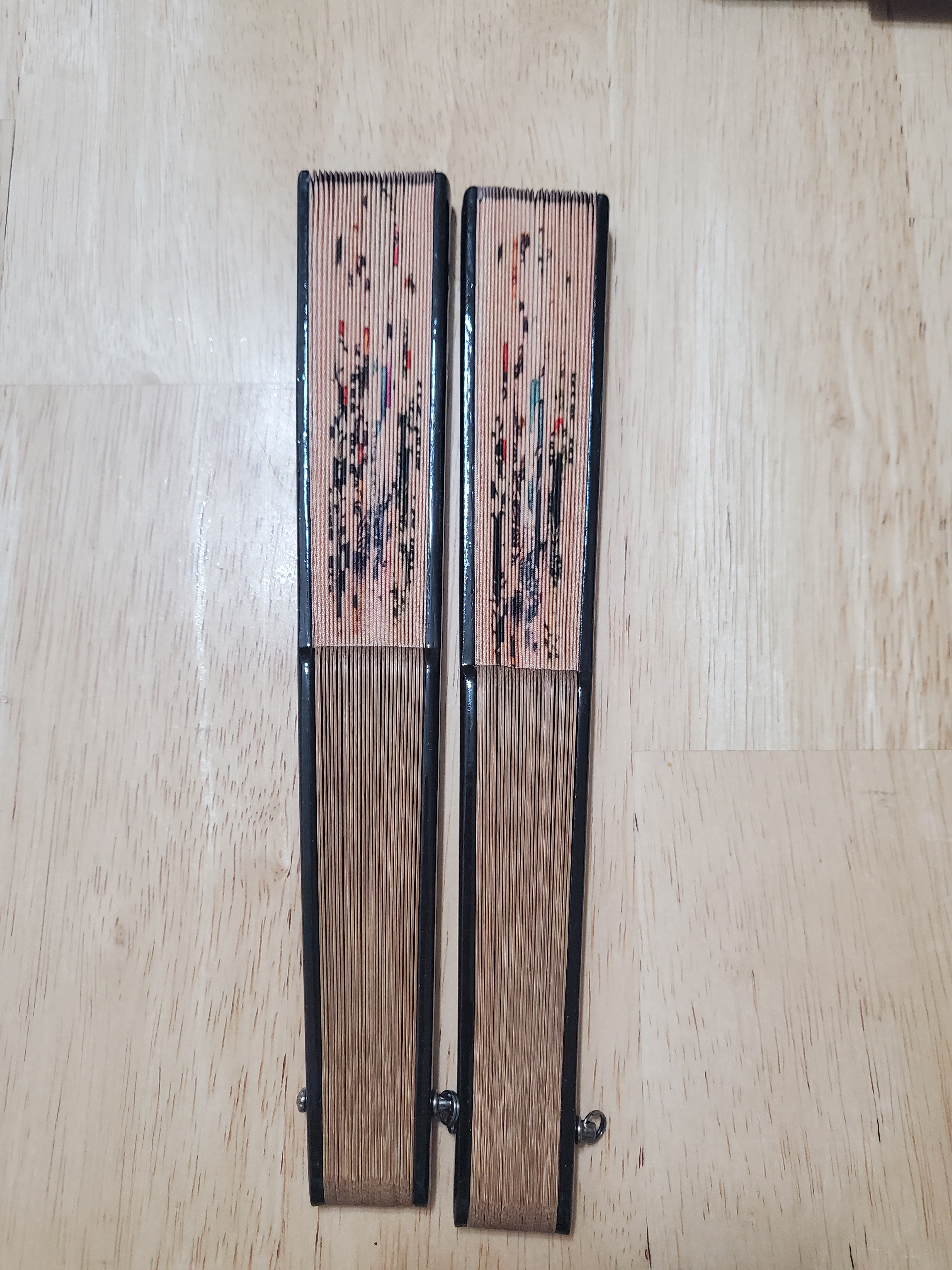 딱 찾던 부채입니다. 싸이즈또한 적당하고 컴팩드해서 가장에 넣어다니기 너무 좋으네요. 마무