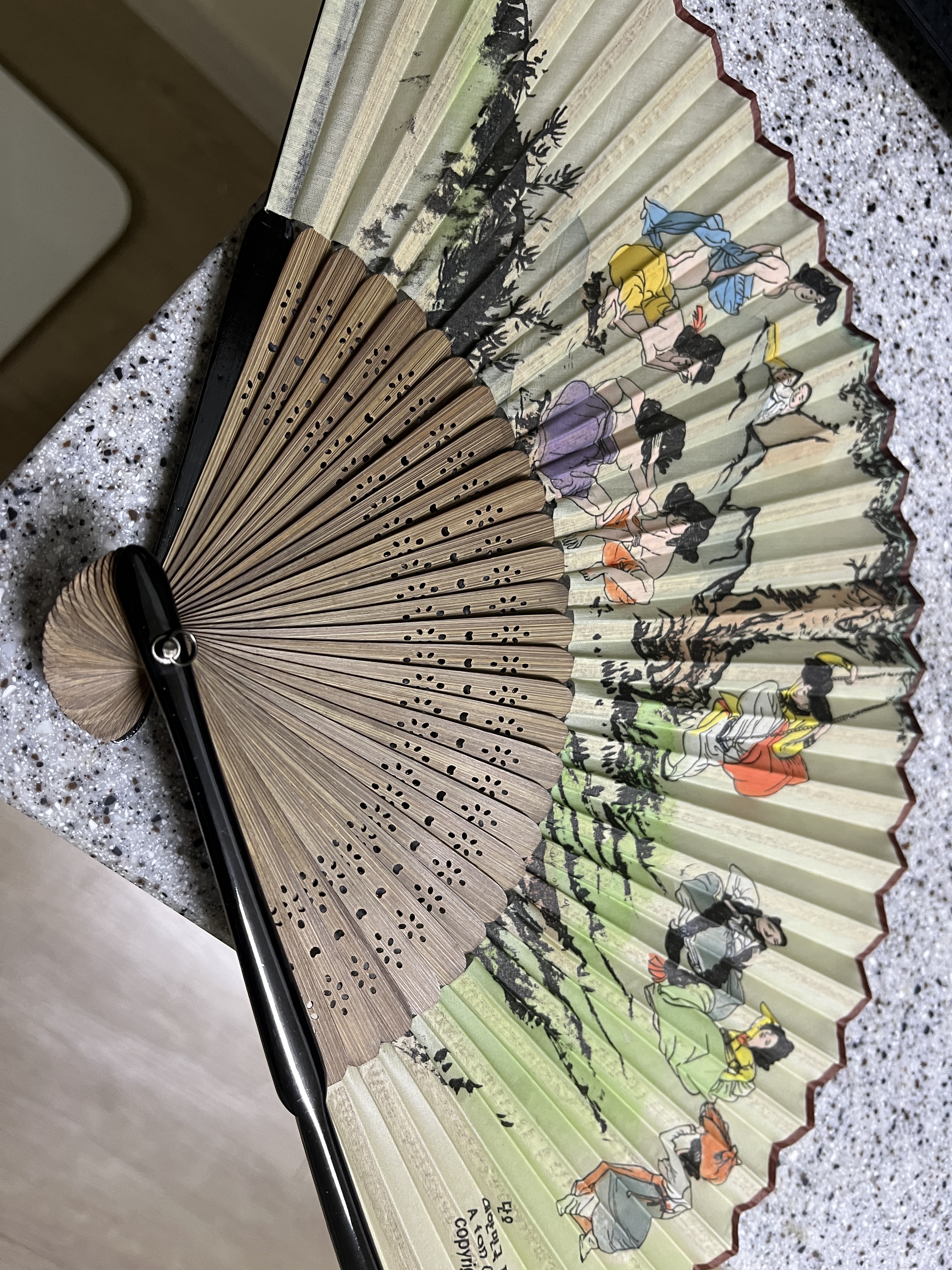 갱각보다 크기가 작아요. 난 좀 큰 부채를 원했는데… 깆고 다니기엔 적당.