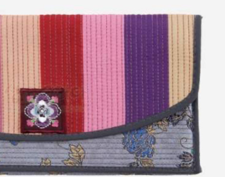 색동이지만 차분한 느낌의 지갑입니다. 어머니가 마음에 들어하셨어요