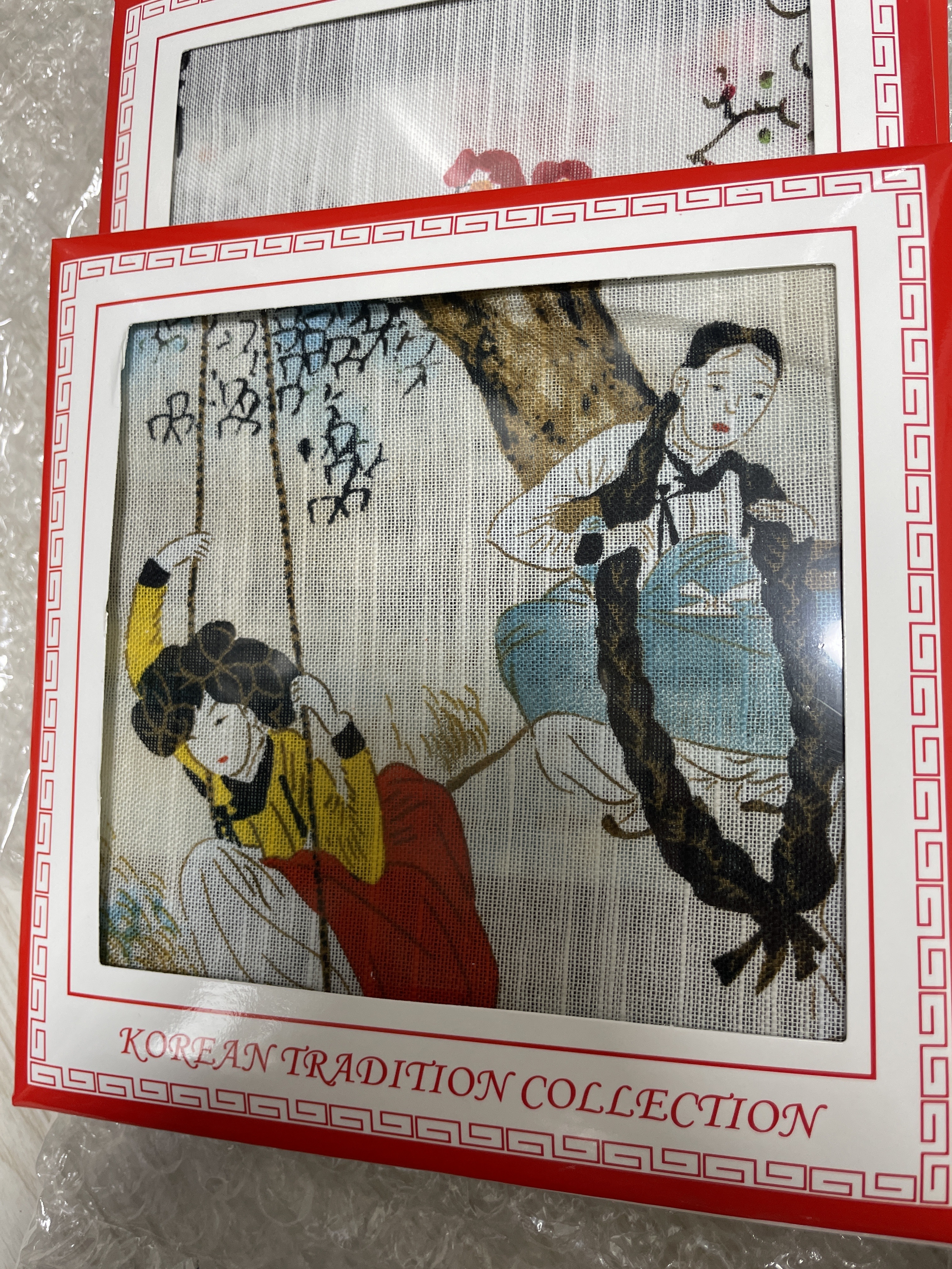 저렴한 가격에 잘 샀네요~ 그림 프린팅 잘 되어 있고 얇은 편입니다. 박음질이나 대칭이 완