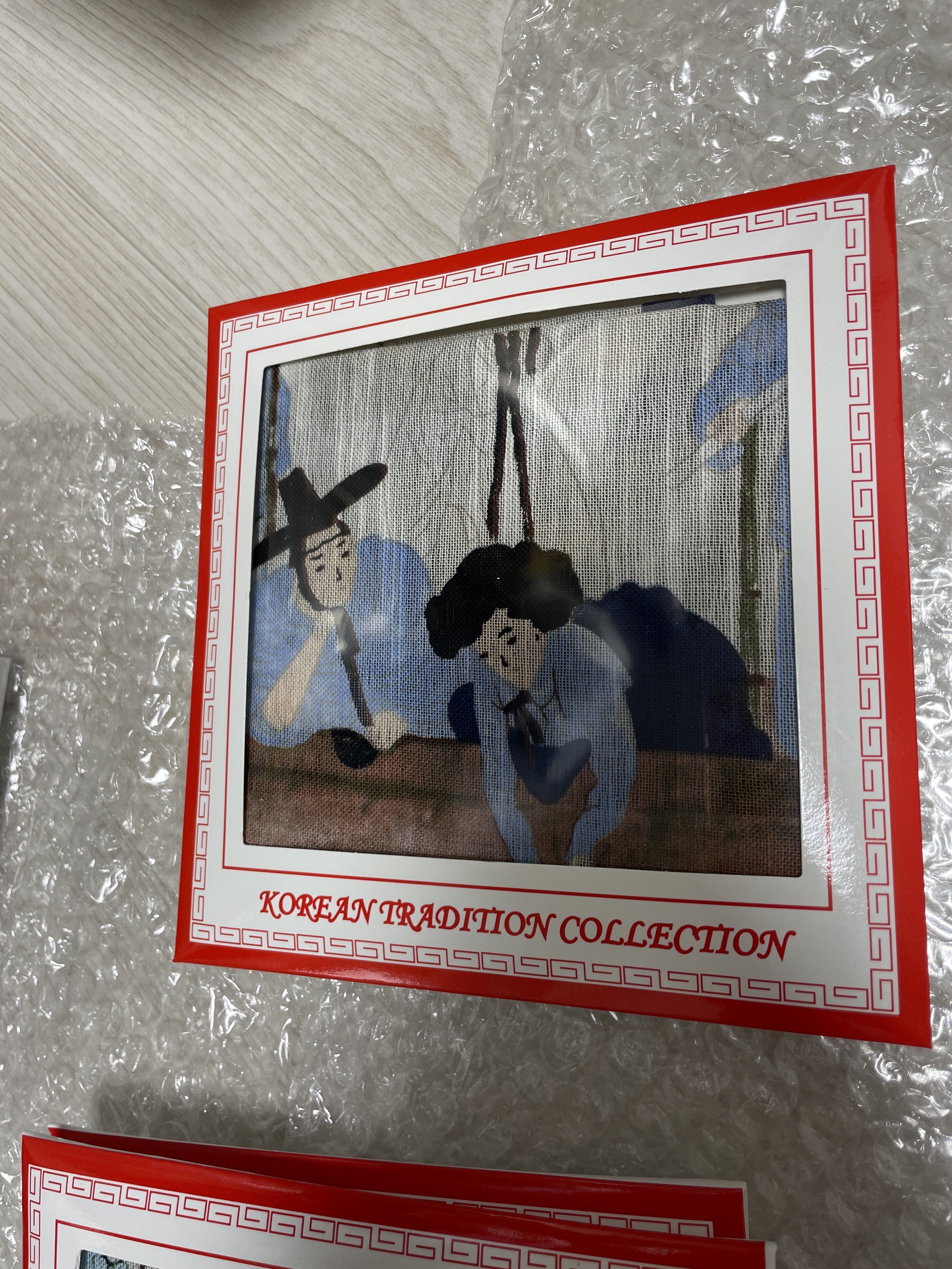 저렴한 가격에 잘 샀네요~ 그림 프린팅 잘 되어 있고 얇은 편입니다. 박음질이나 대칭이 완