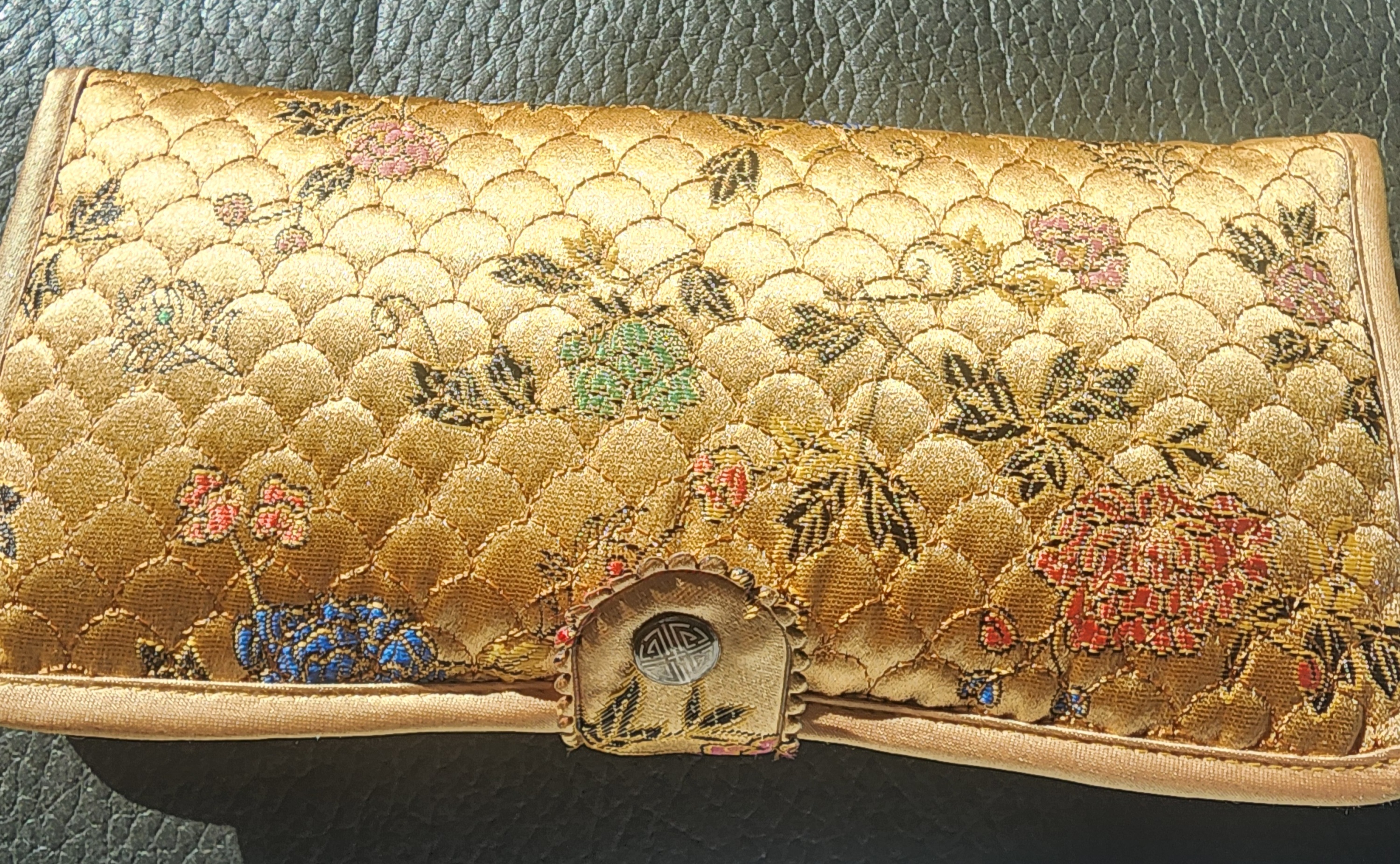 돈을 넣었는데 빡빡하고 카드 넣는곳도 빡빡해서 넣었다 빼다할때 손가락이 아파요ㅠ