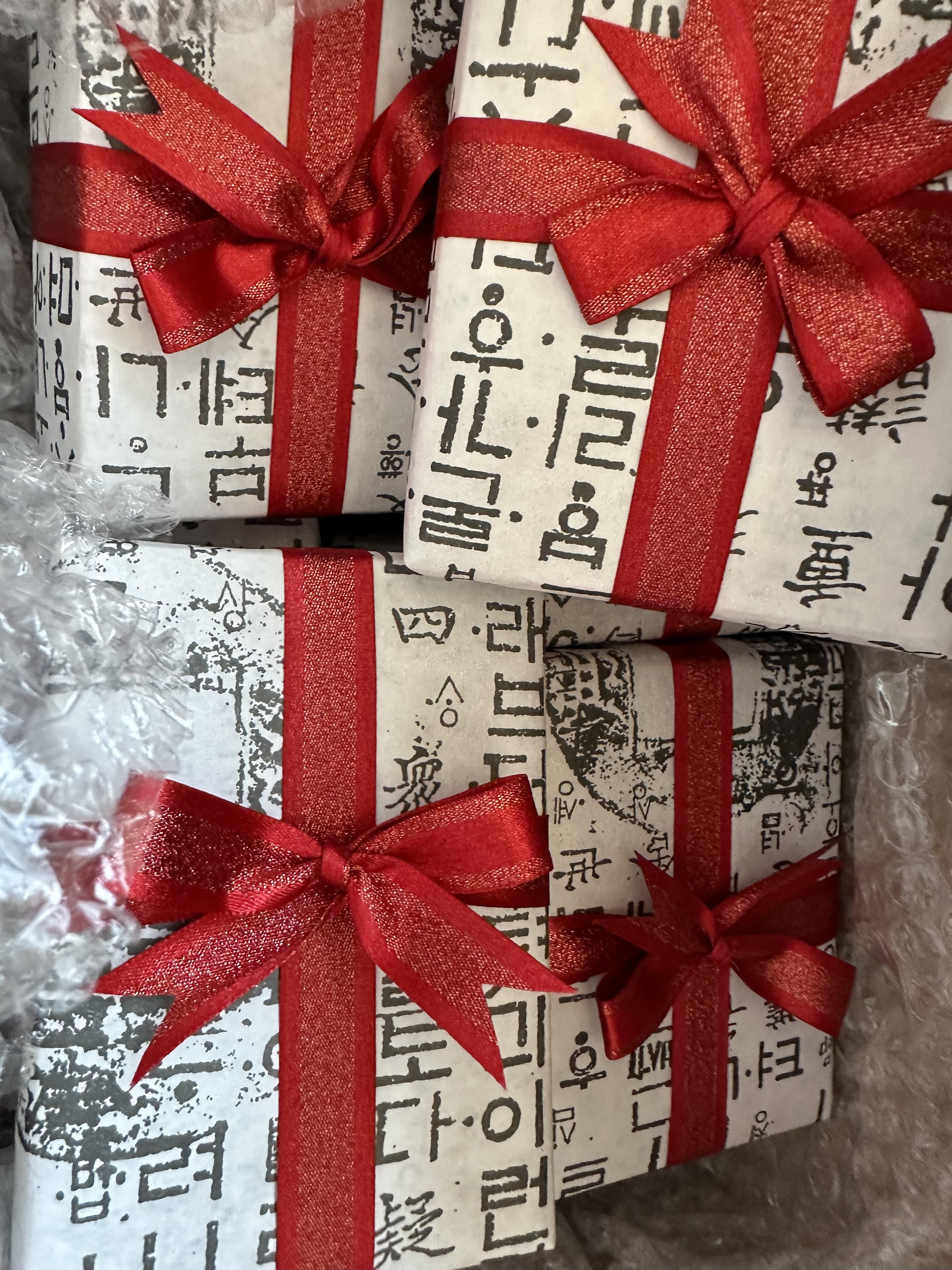 이쁘게 포장되어서 왔네요. 외국 출장가며 선물할거라 내부 상태 확인은 못했지만 좋을거라 기