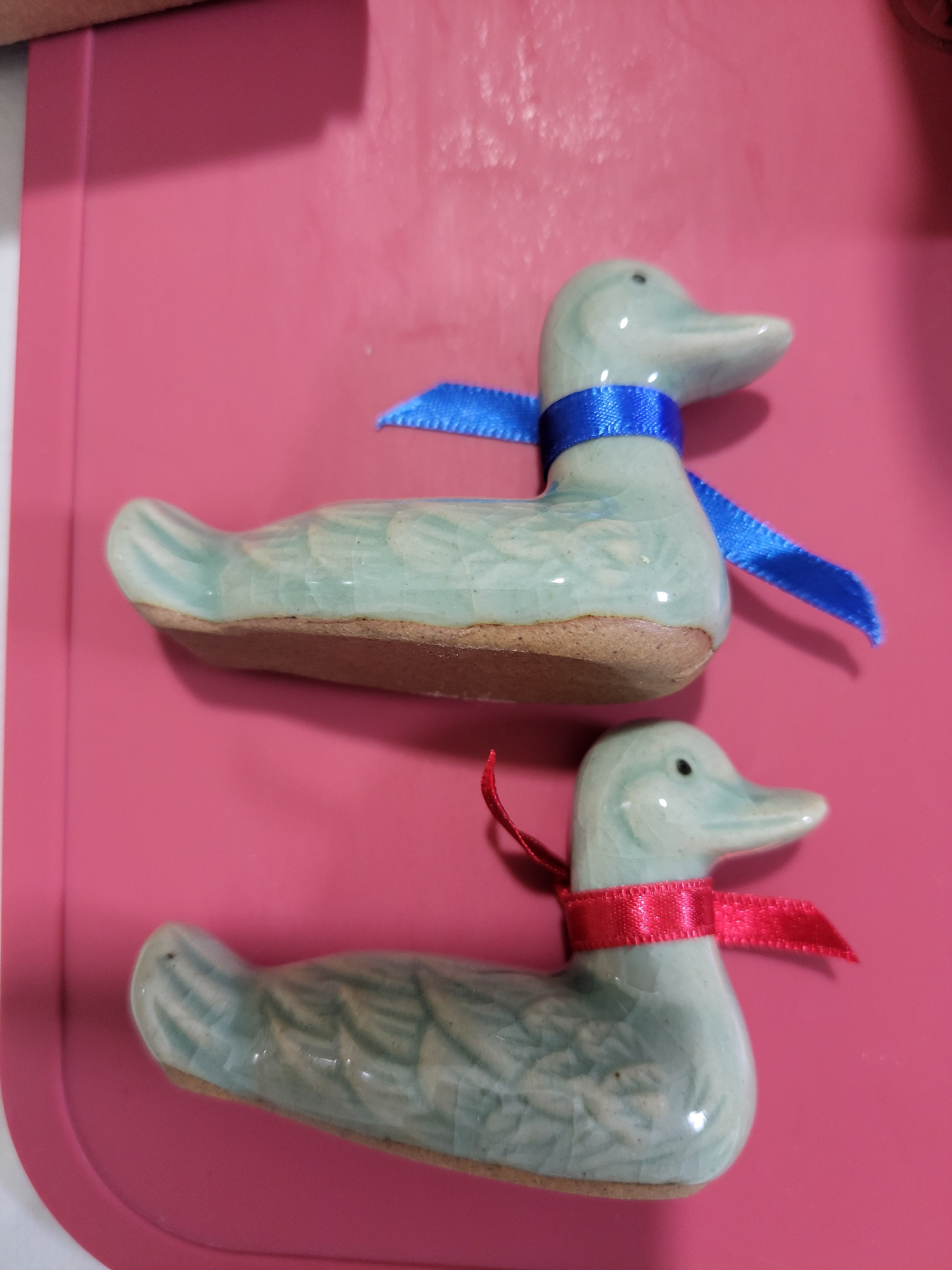 헐~눈이 하나는작고 하나는 크고  기러기 몸통 밑판도 하나는 칠이 잘 안되있고  아효~ 리