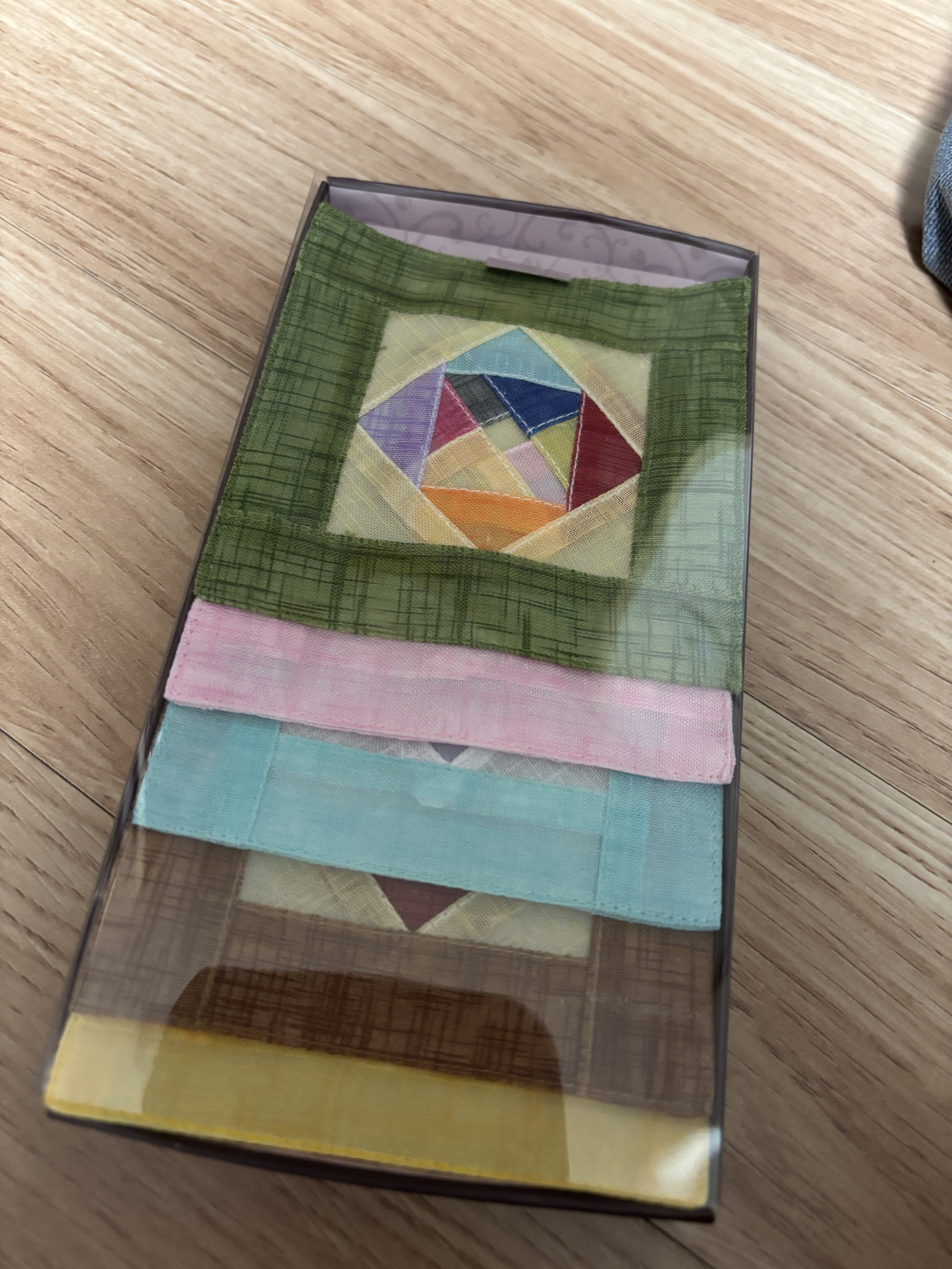 외국친구들에게 선물하려고 이것저것 구매했습니다. 예쁩니다. 색상은 좀 연한편이라 아쉽습니다