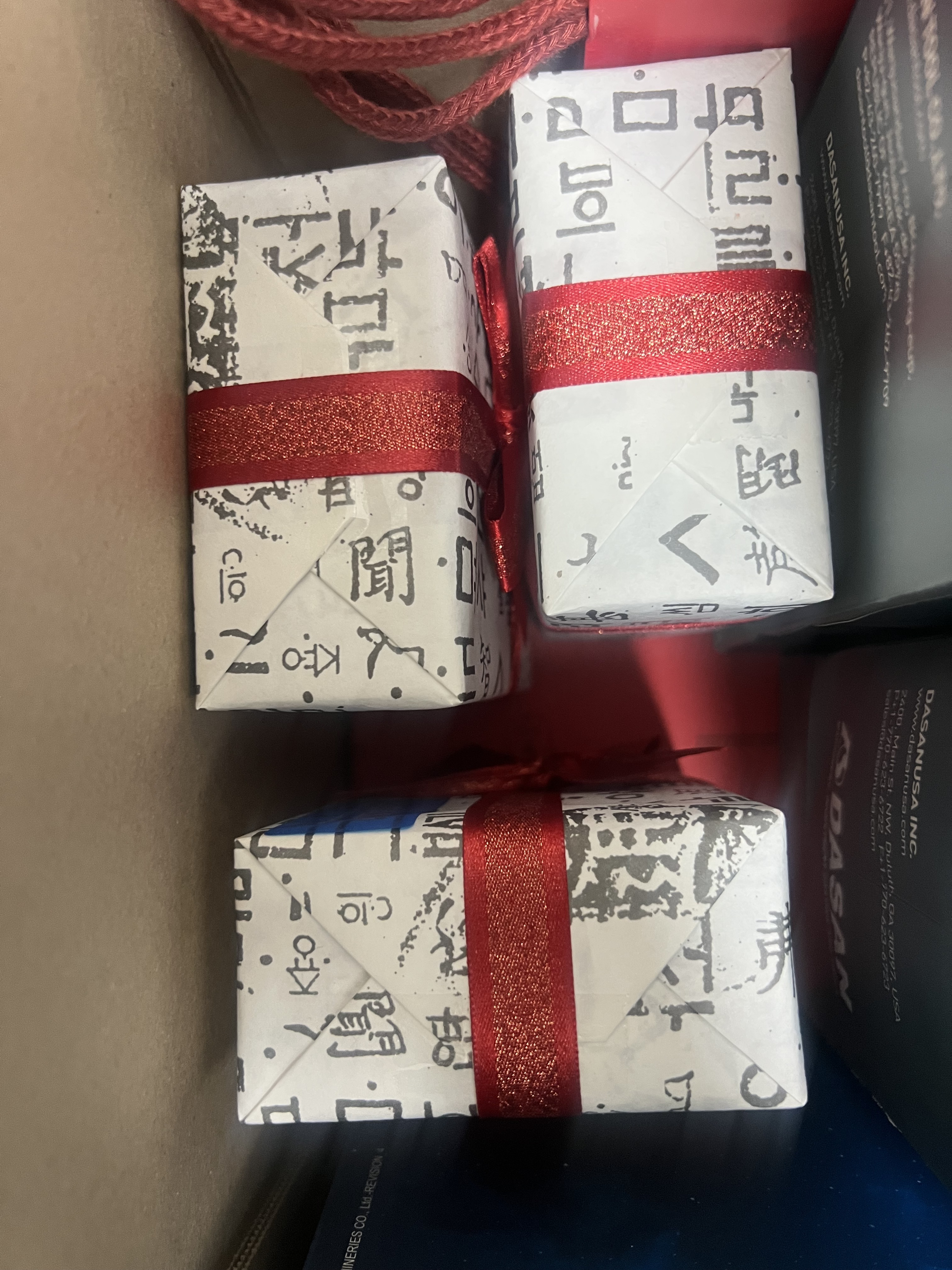 포장이쁘게왔어요. 선물이라 뜯어보진못했어오