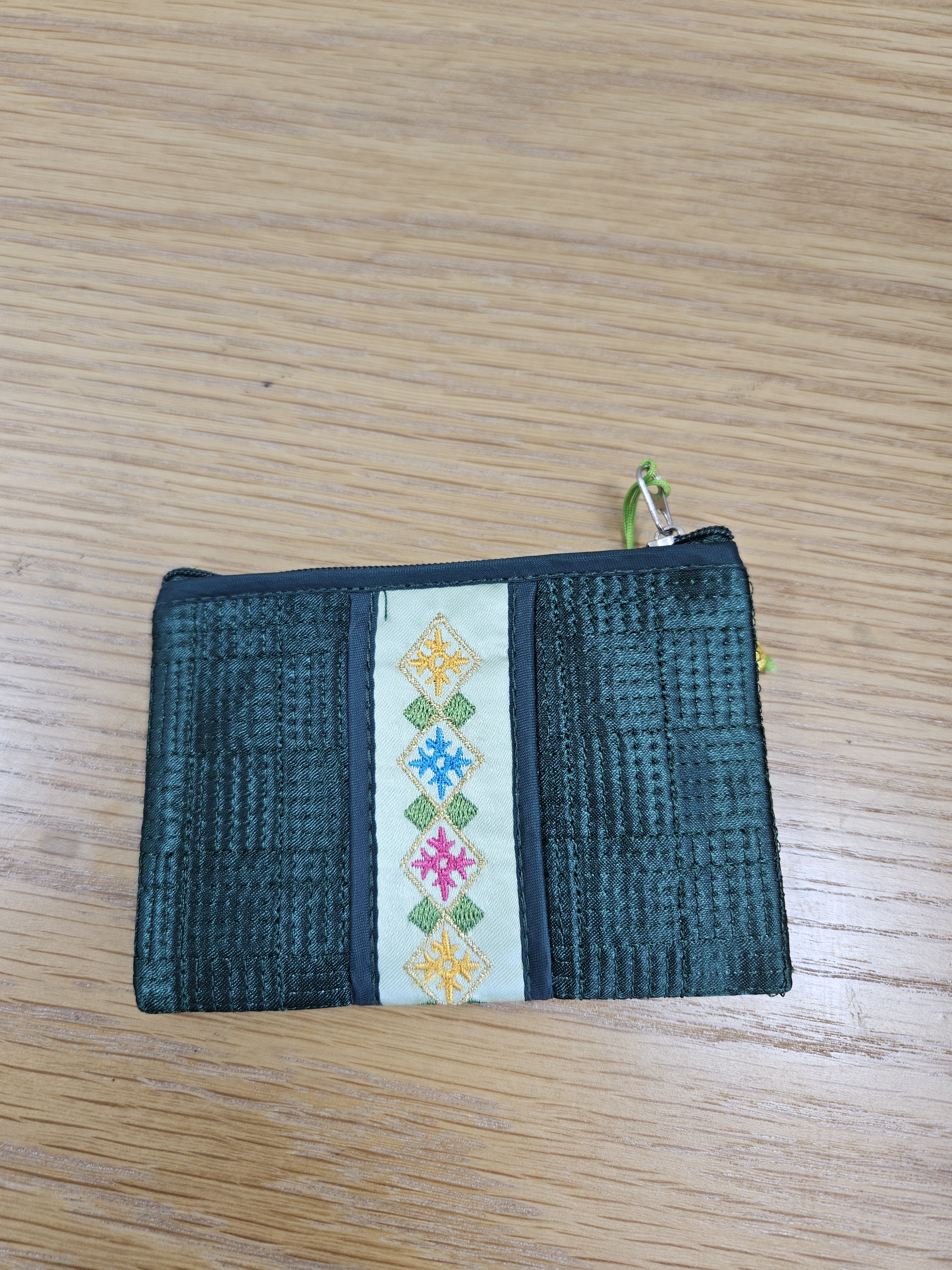 가격대비 퀄리티가 높네요ㆍ색상도 아주 맘에 들어요~ 더 밝은 초록이예요ㆍ