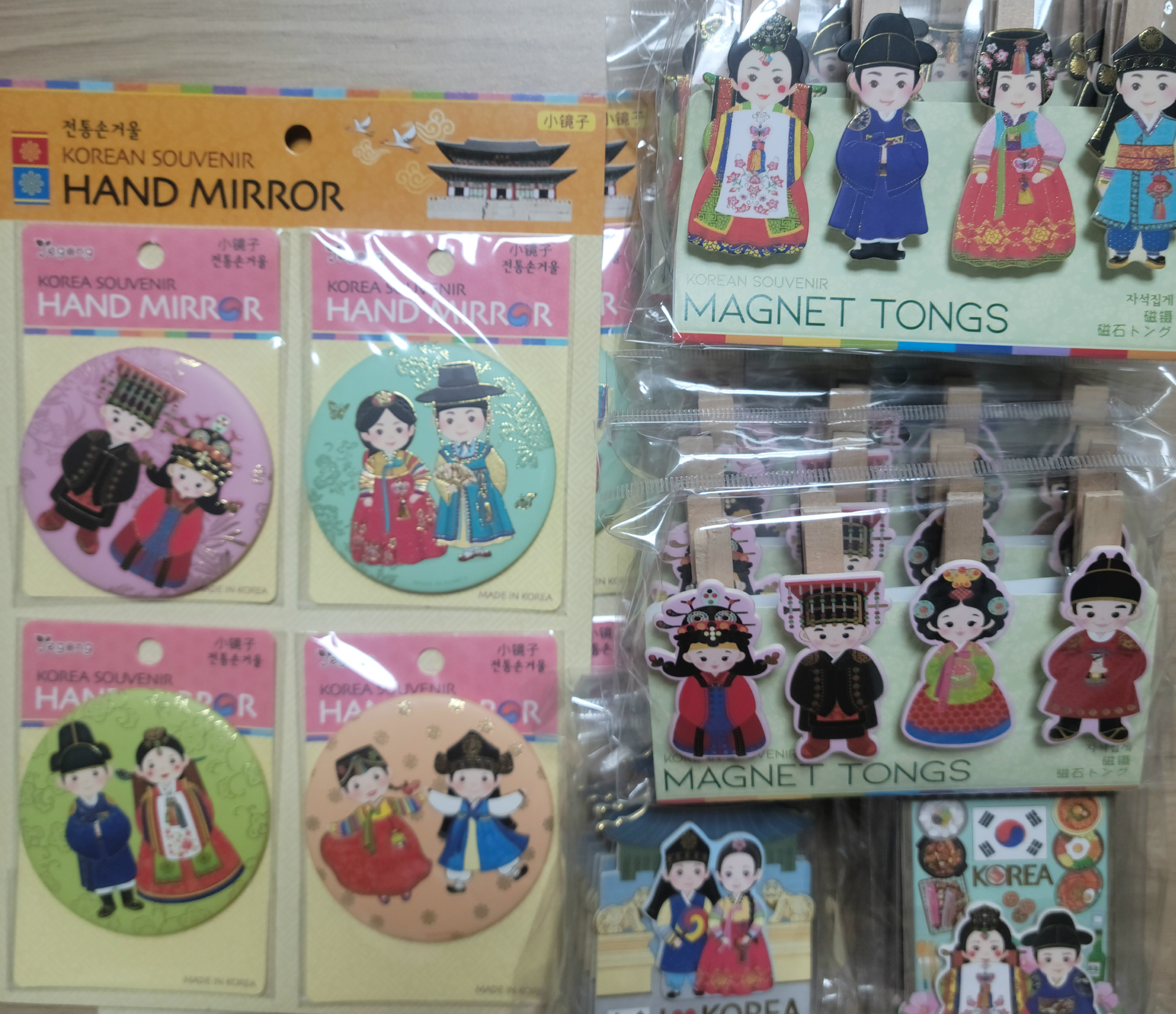 한국적인 손거울 예뻐요 자석이랑 메모집게 손거울 세가지 선물로 예쁘네요~