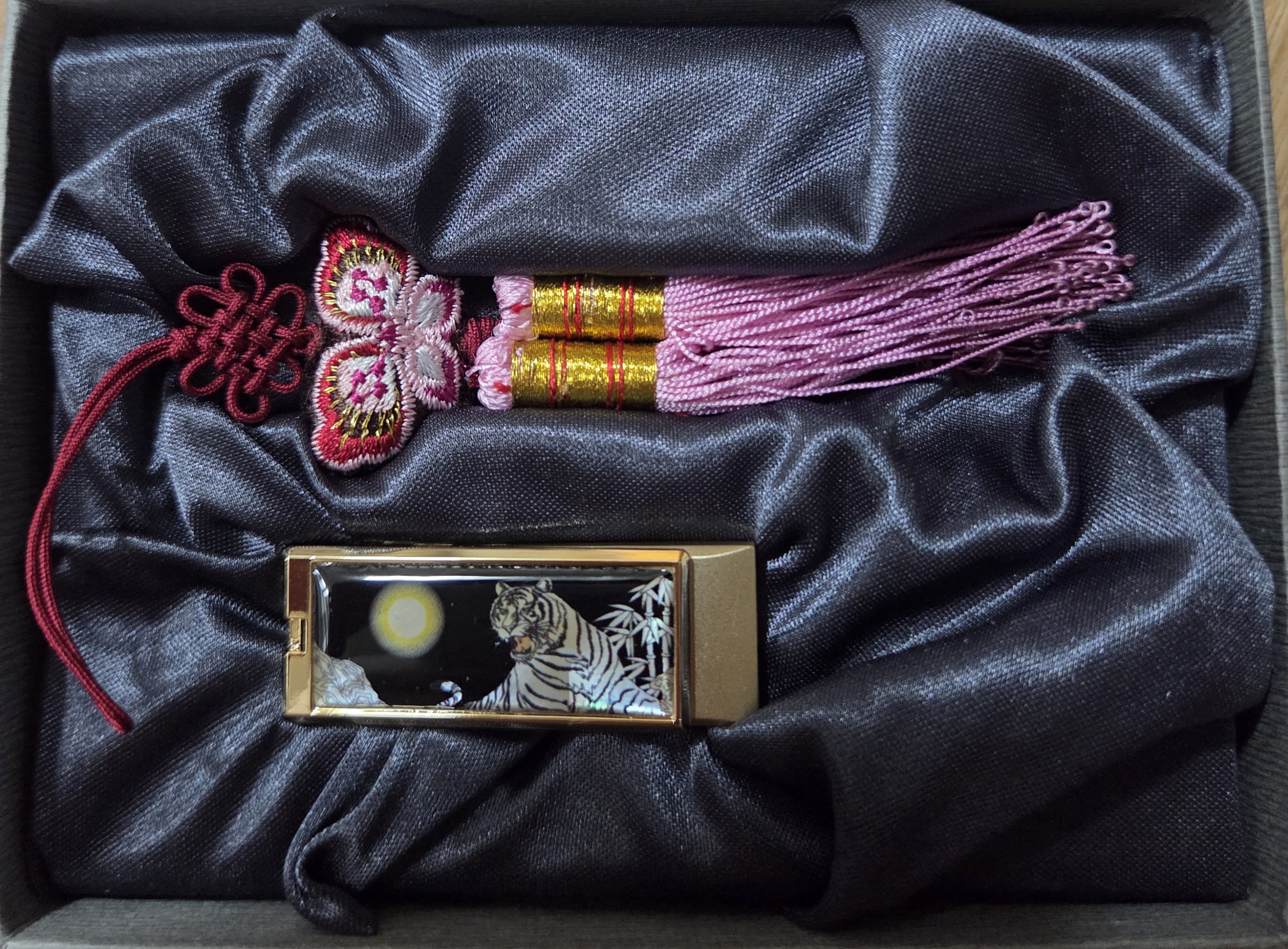 포장부터 너무 정성스럽고 예뻐서 감동받았어요 매듭 색상이 랜덤인건 아쉬웠지만 수제로 만든거