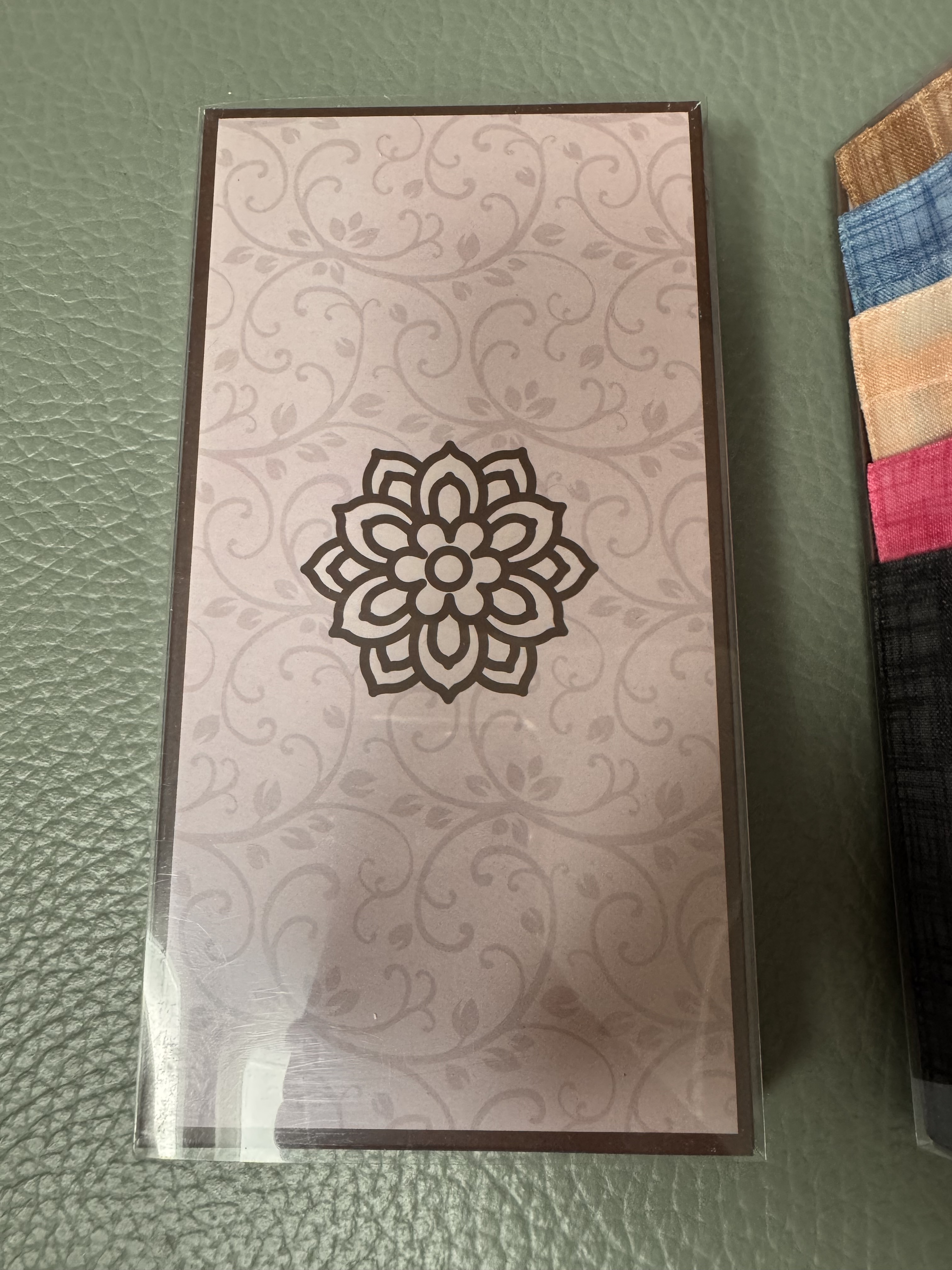 색감이 생각보다 예쁘고 포장도 잘되서 왔어요 별도로 포장이 필요없어요 외국인 친구들이 좋아