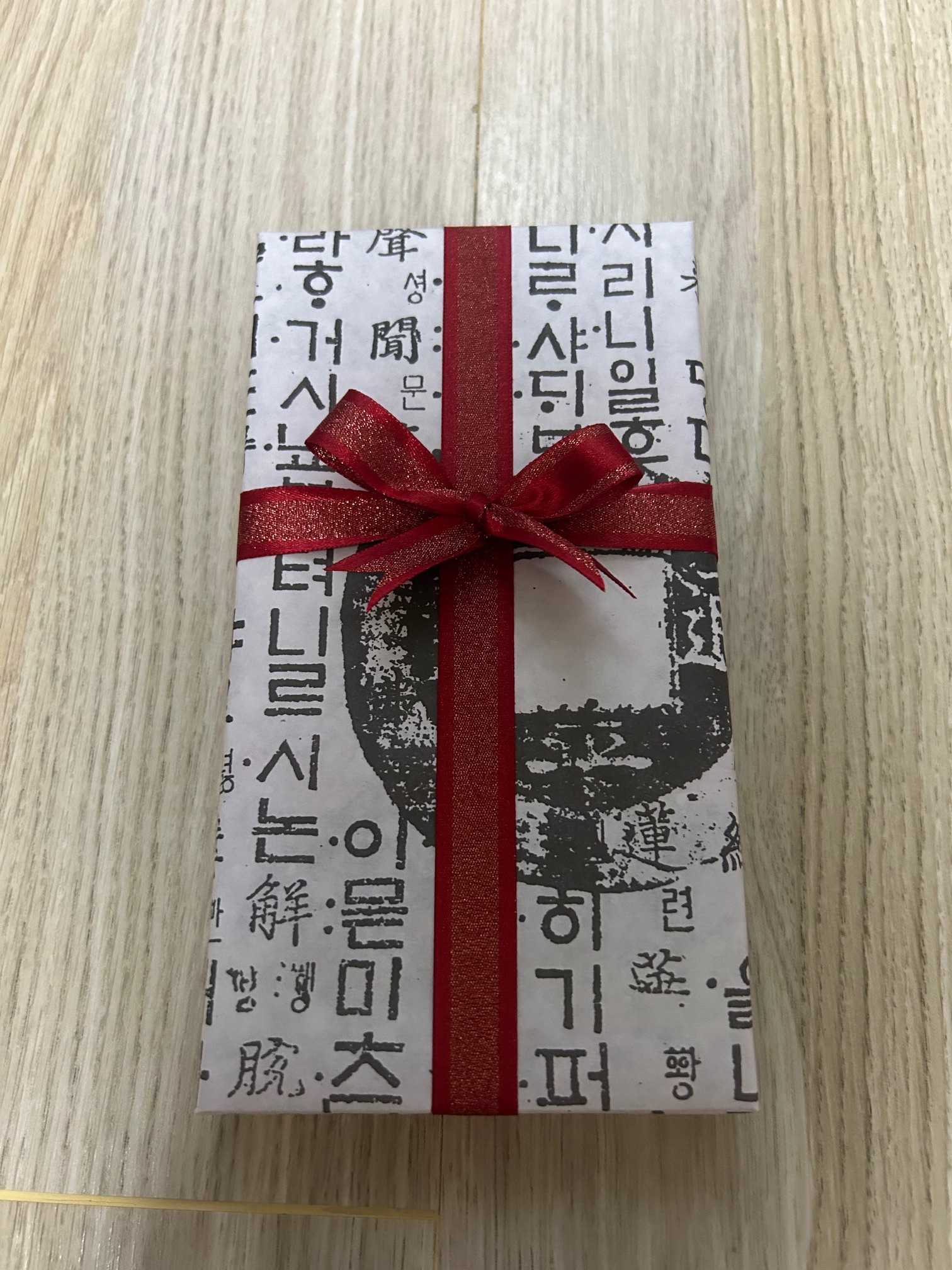 한글이 적인 한지와 포장이 외국인에게 선물하기 아주 좋습니다.