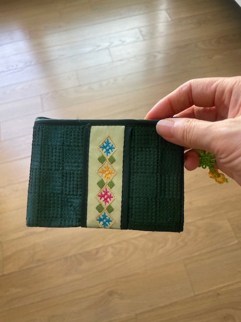 진초록 찾던 색상입니다.딱 찾던 동전지갑이에요^^ 카드도 들어갈 크기네요