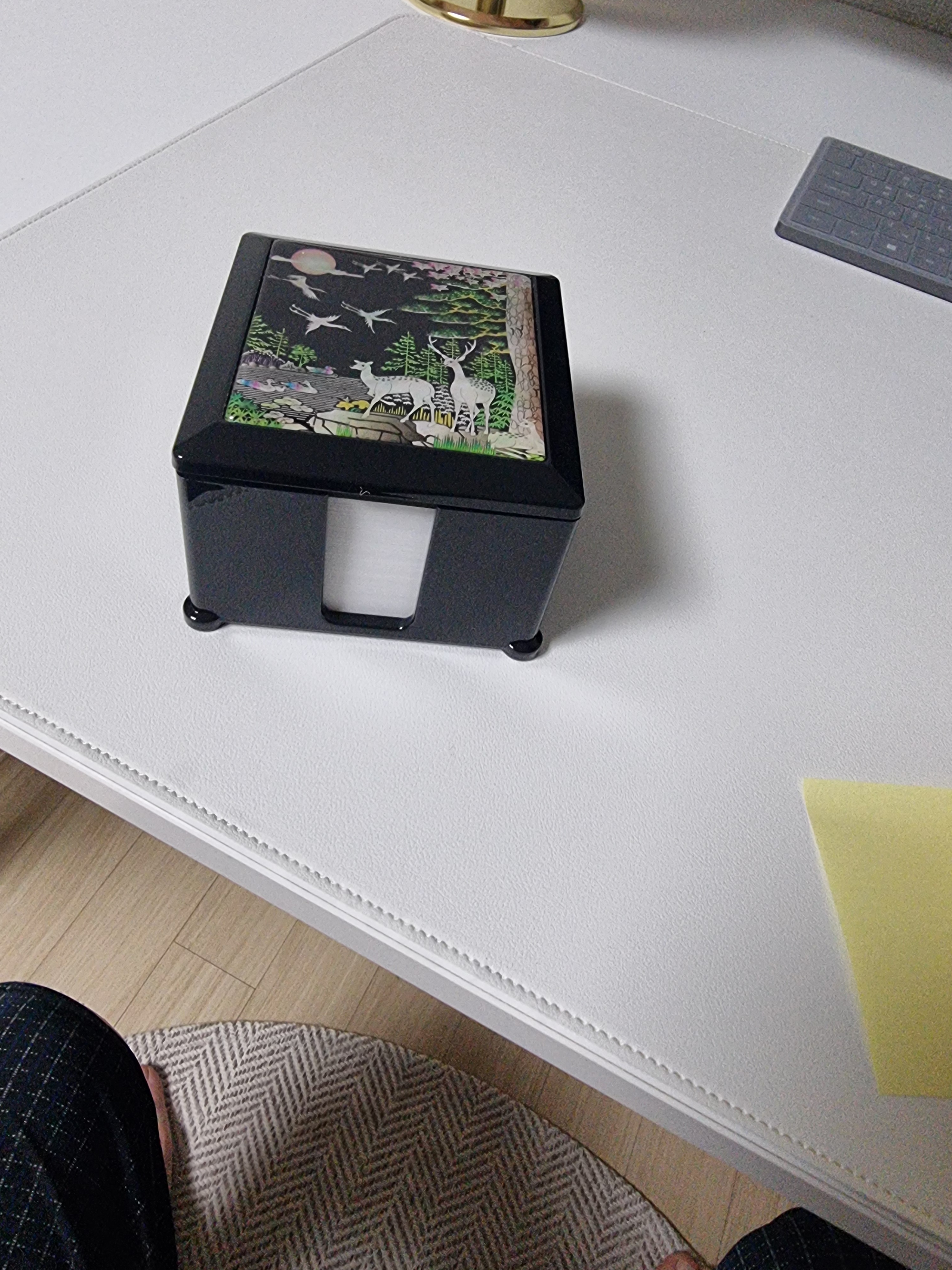 메모지사이즈가조금애매한것빼고는예쁘고메모지도종이가두툼하고그림도다양하게들어가있어서좋아요~~잘쓰