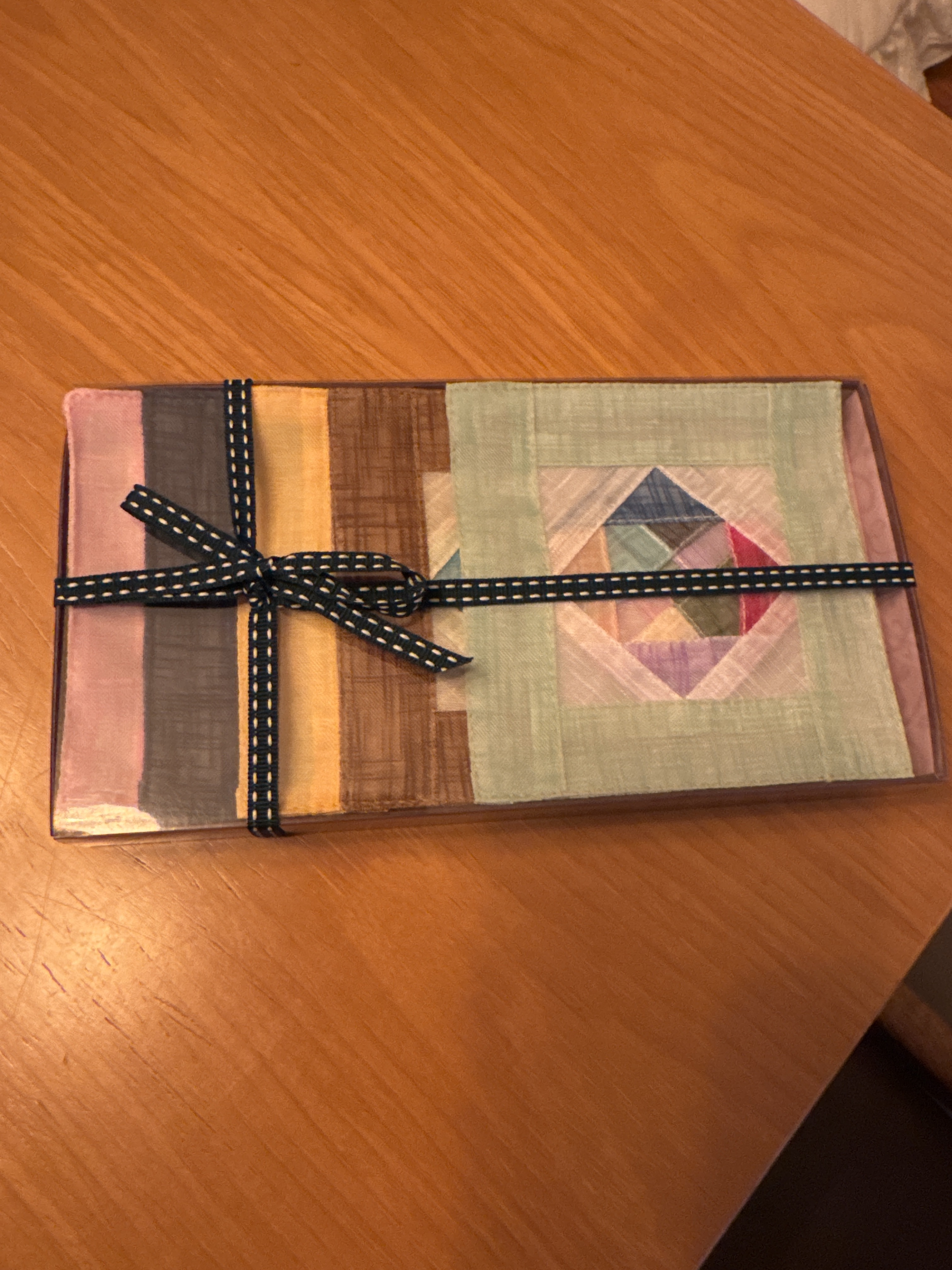 넘 색감도 예쁘고요 선물했더니 너무 이쁘다고 좋아하네요 가격은 착하고 선물은 좋습니다