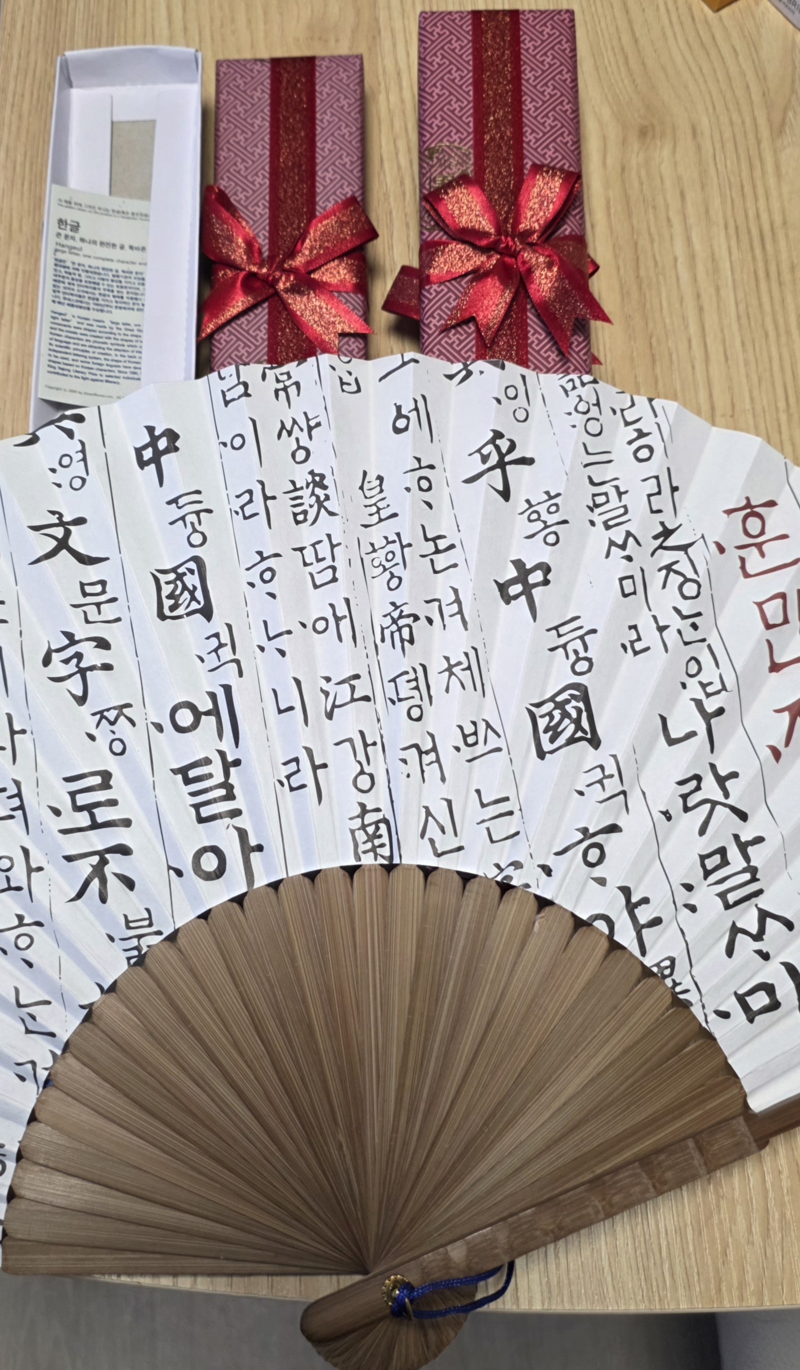 아주 멋들어지고 선물용으로 좋습니다. 제가 잘 모라 개인적 의견으로는 한지를 좀 더 두꺼운