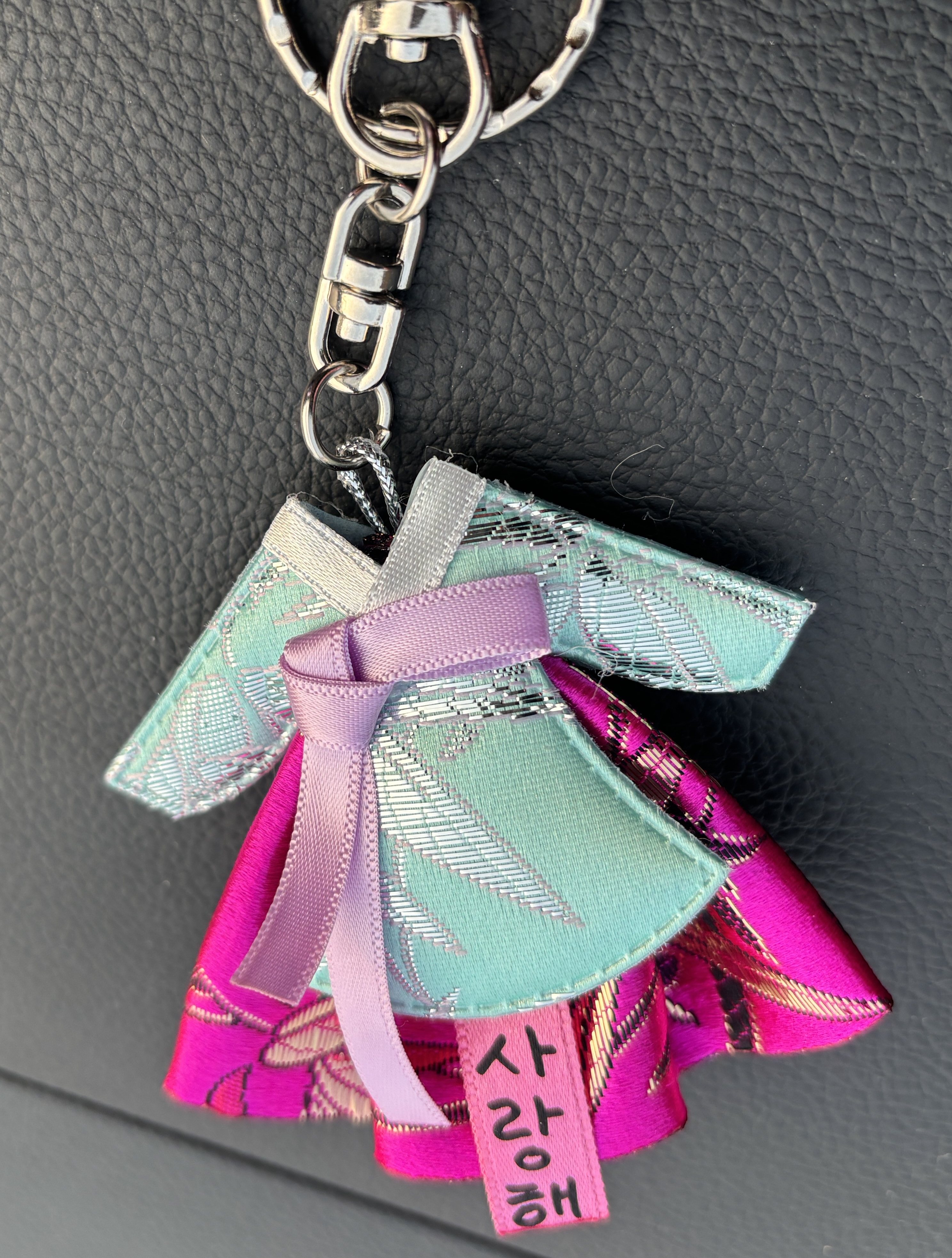 너무 이쁘네요~~ 외국 친구 주려고 급하게 샀는데.. 이뻐요