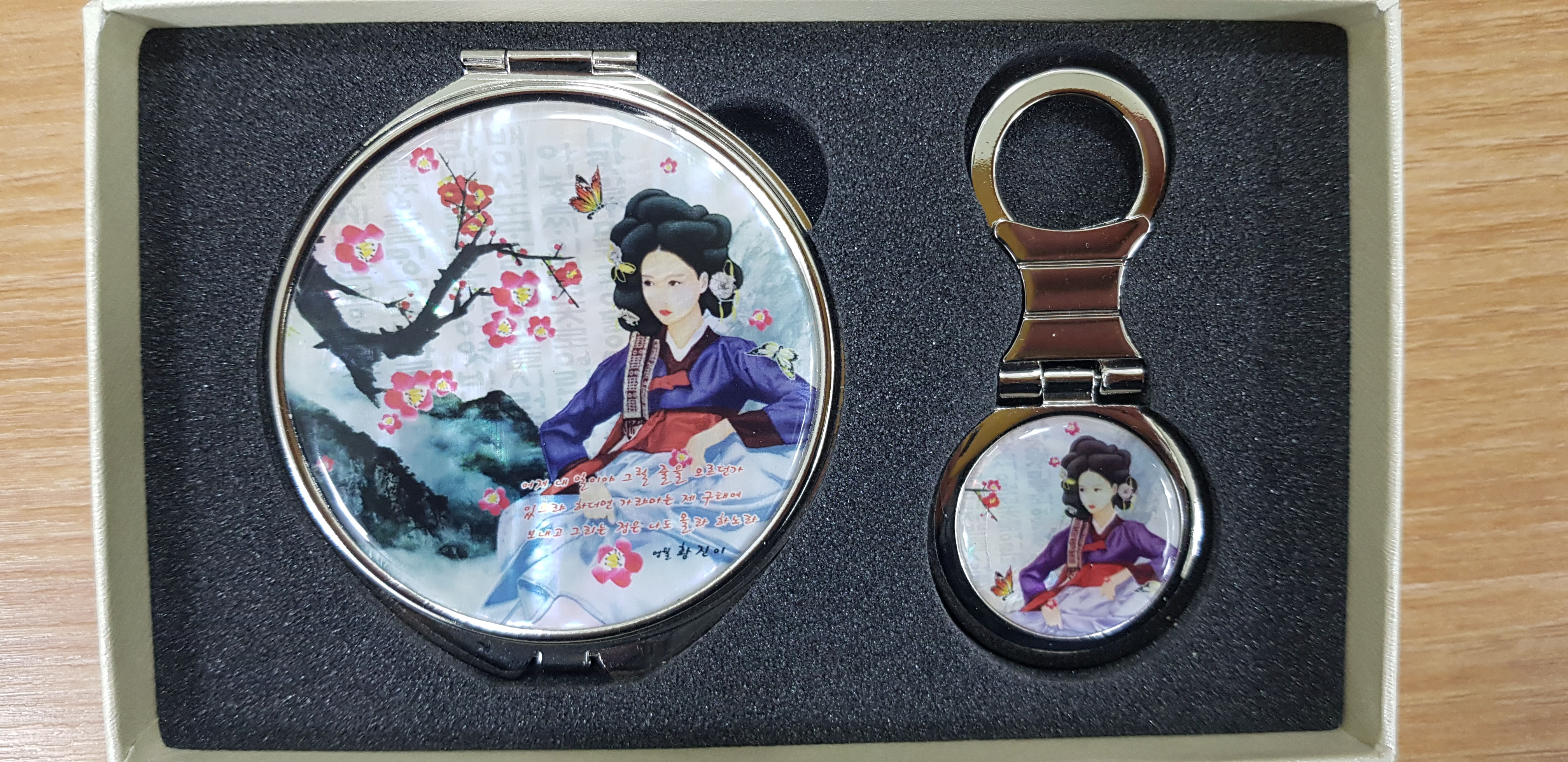 휴대하기 좋은 사이즈고 황진이가 예쁘네요~