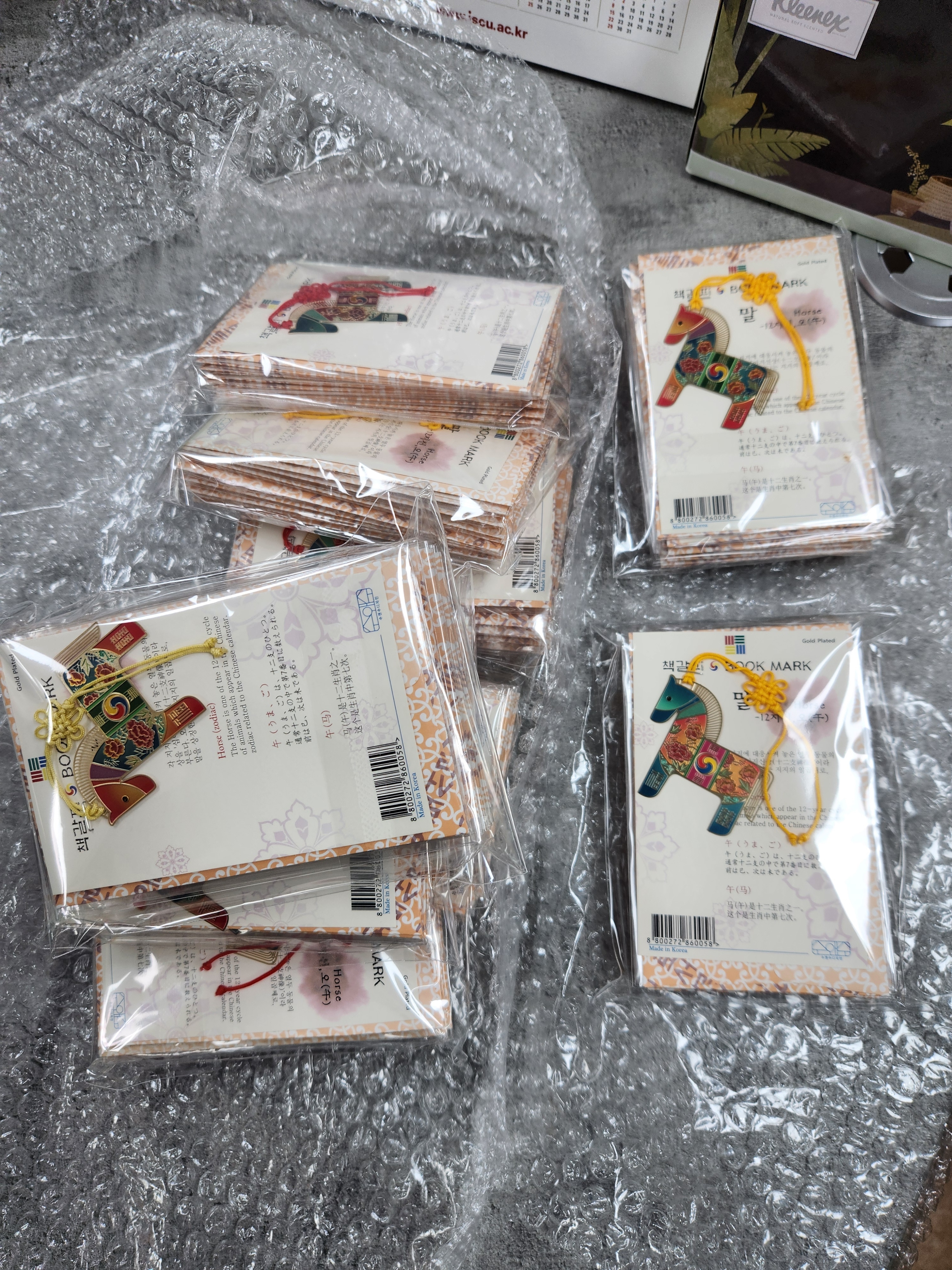 붉은 말의 해를 맞아 졸업하는 분들에게 의미있는 기념품을 찾다가 발견했다.  시간이 없어