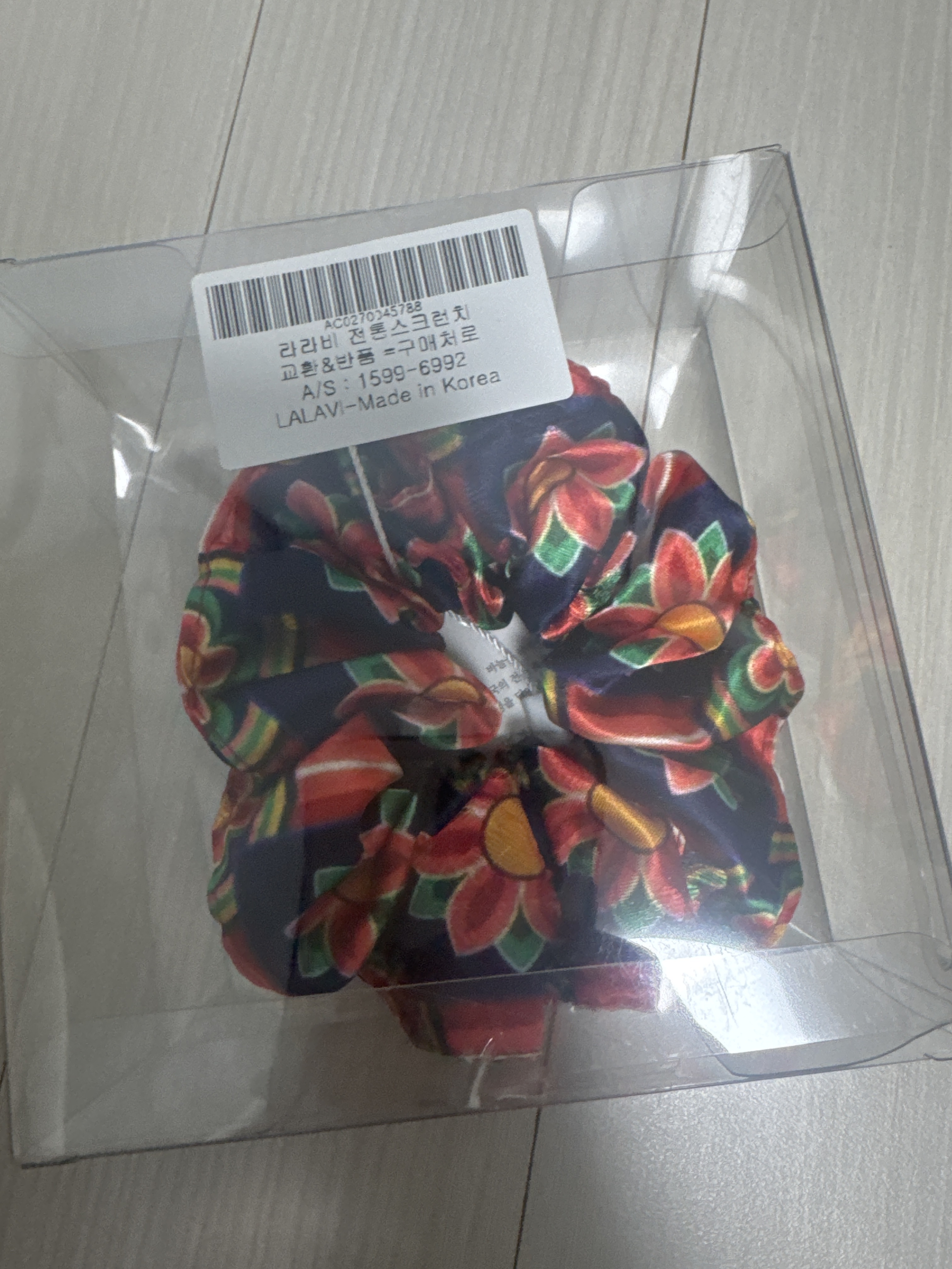 색상이 이뻐요. 아시는 분한테 선물할건데 되게 마음에 들어 할 것 같아요