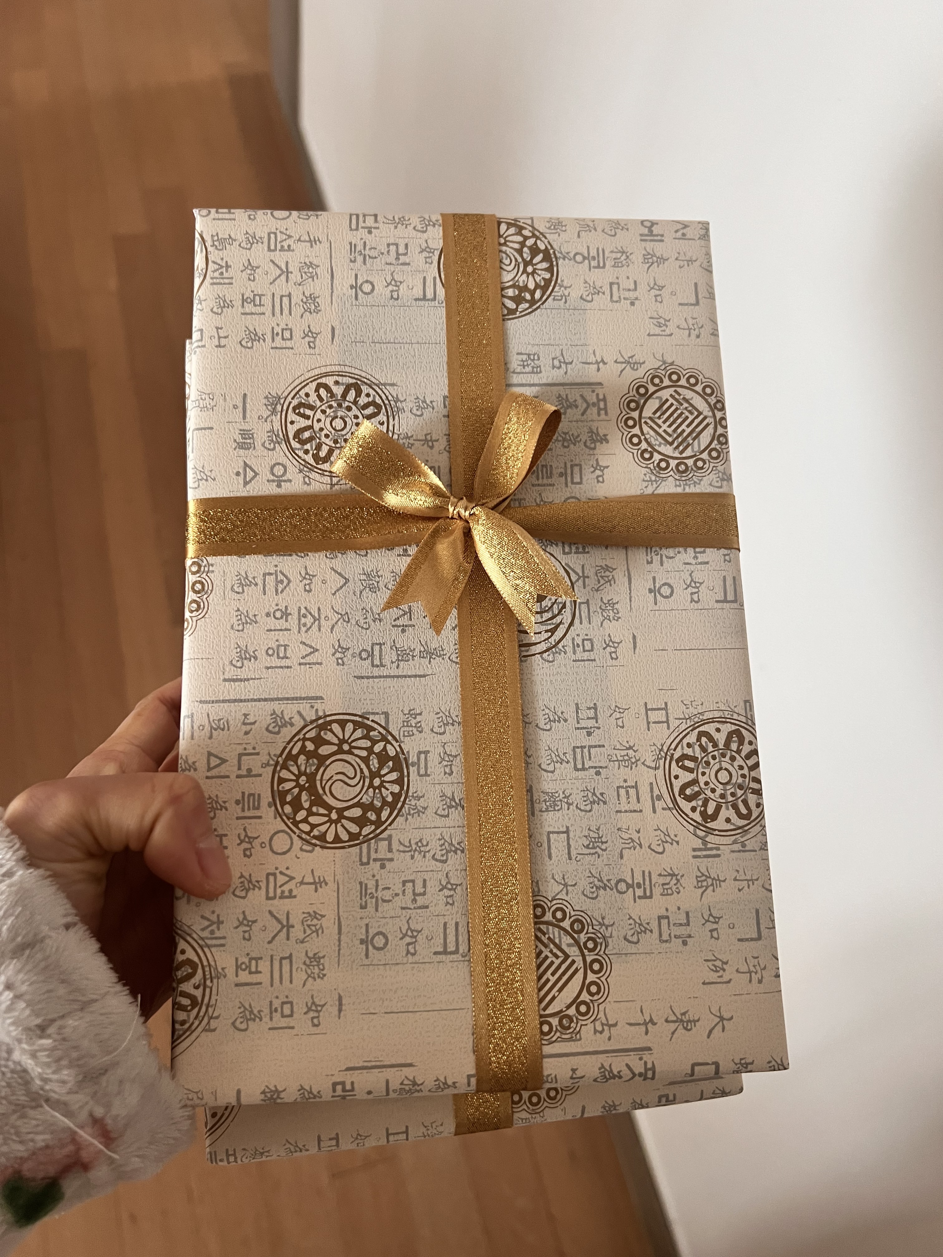 포장도 너무 고급져요 아직 선물 전이지만 받으시며누좋아할꺼 같아요