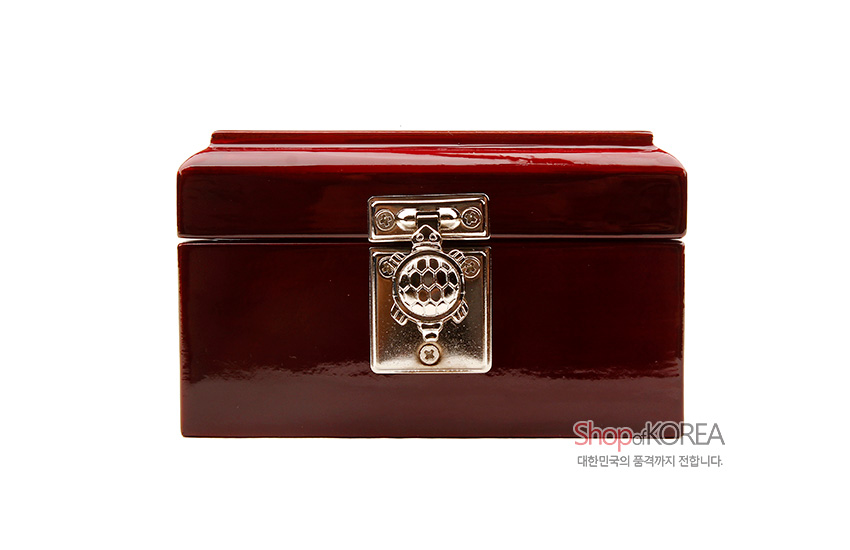 [텍스트: Shop of KOREA 대한민국의 품격까지 전합니다.] 붉은 옻칠 사각 주합 상자에 은색 금속 거북이 잠금장치를 더한 단정한 외관의 보석함 모습