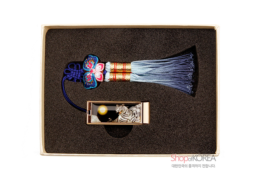 [텍스트: Shop of KOREA 대한민국의 품격까지 전합니다.] 자개 상감 기법으로 백호와 만월 문양을 넣은 금속 USB와 청색·하늘색 그라데이션 술, 화려한 나비 매듭 장식 구성