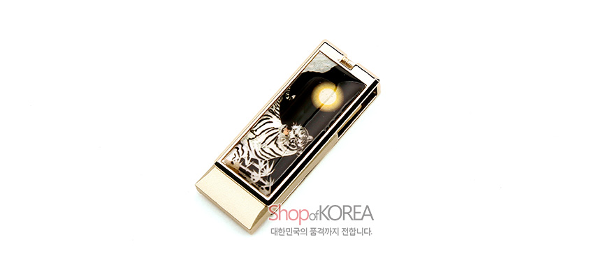 [텍스트: ShopofKOREA 대한민국의 품격까지 전합니다.] 흑색 바탕 금속 USB에 자개 상감 기법으로 백호와 둥근 달, 대나무 숲을 섬세하게 표현한 디자인