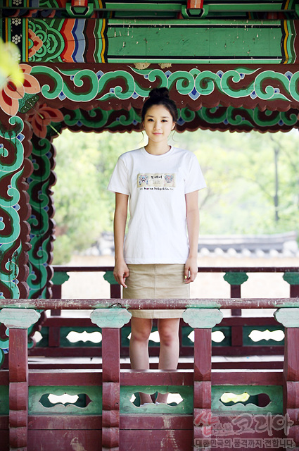 [텍스트: 도깨비 Korean hobgoblin] 흰색 면 티셔츠 위 도깨비 캐릭터와 한글 문양을 3D 입체 발포 기법으로 표현한 캐주얼 디자인 모습