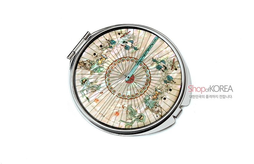 [텍스트: Shop of KOREA 대한민국의 품격까지 전합니다.] 부채 형상 바탕에 자개 상감 기법으로 연회 인물과 꽃문양을 섬세하게 표현한 원형 금속 손거울 디자인