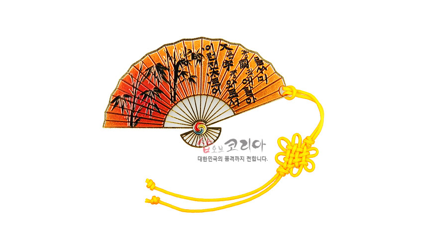 [텍스트: 샵오브코리아 대한민국의 품격까지 전합니다.] 대나무 부채 형 금속 책갈피에 오렌지·금색 그러데이션 배경, 대나무 문양과 훈민정음 서체 장식, 노란 전통 매듭 끈 포인트 장식