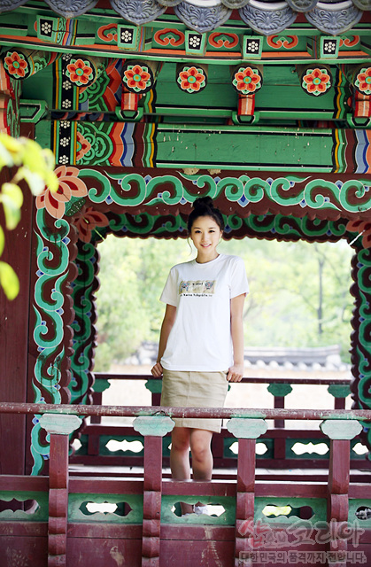 전통 한옥 단청 문양을 배경으로, 흰색 면 티셔츠에 도깨비 캐릭터와 한글 문양이 3D 입체 발포 기법으로 표현된 캐주얼 스타일 연출 이미지