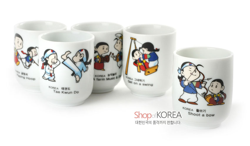 [텍스트: KOREA Tae Kwun Do / KOREA 놀이 / KOREA 농악놀이 / KOREA 그네뛰기 Get on a swing / KOREA 활쏘기 Shoot a bow / Shop of KOREA 대한민국의 꿈까지 전합니다.] 백색 도자 재질 위 전통놀이 캐릭터 컬러 일러스트와 영문 문구 장식된 미니 소주잔 5종 구성 이미지