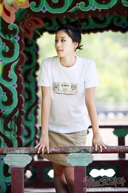 [텍스트: 도깨비! the Korean hobgoblin] 흰색 면 티셔츠에 도깨비 캐릭터와 한글 문양을 3D 입체 발포 기법으로 표현한 캐주얼 디자인