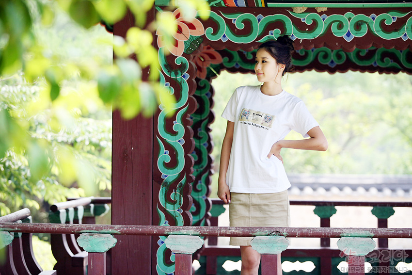 [텍스트: Hi Korea babyshop.co.kr] 흰색 면 티셔츠 전면 도깨비와 한글 문양 3D 입체 발포 프린트, 전통 단청 무늬 정자와 조화로운 연출 모습