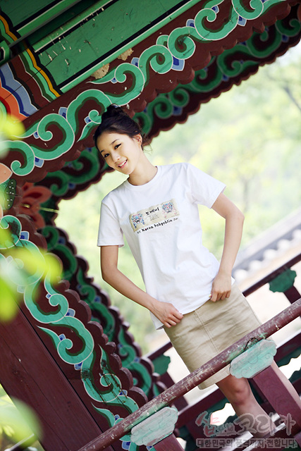 [텍스트: Made in Korea] 흰색 면 티셔츠 중앙 도깨비 캐릭터와 전통 문양을 3D 입체 발포 기법으로 표현한 디자인, 컬러 포인트 장식