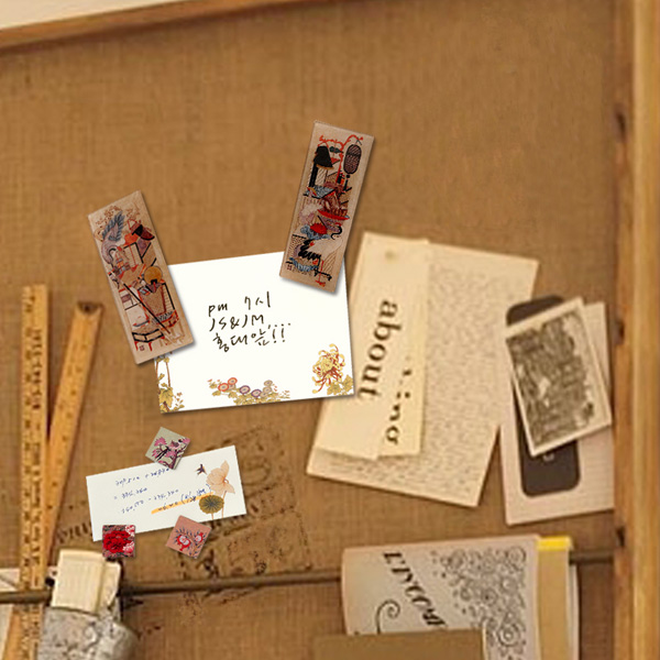 [텍스트: about] 황토색 보드 위 흰색 메모지와 카드에 꽃과 새, 나비 민화 문양이 장식된 종이 재질 메모세트 연출 이미지