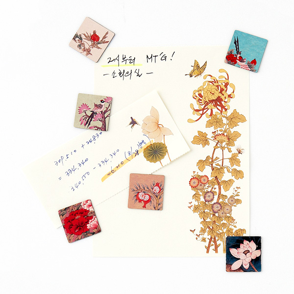 [텍스트: 2시부터 MTG! -소희의 선-] 연크림색 종이 위 금색 국화와 새 민화 인쇄, 주변에 붉은 꽃·연꽃·새 문양의 정사각 메모 카드가 놓인 구성