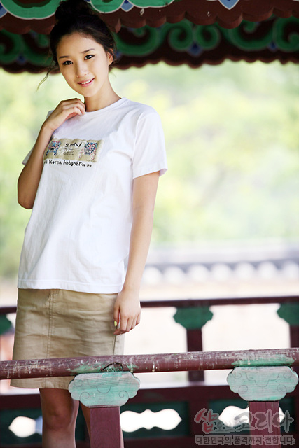 [텍스트: Korea hobgoblin] 흰색 면 티셔츠 중앙 도깨비 일러스트와 한글, 영문 조합 3D 발포 프린트, 은은한 색채 전통 문양 포인트 디자인